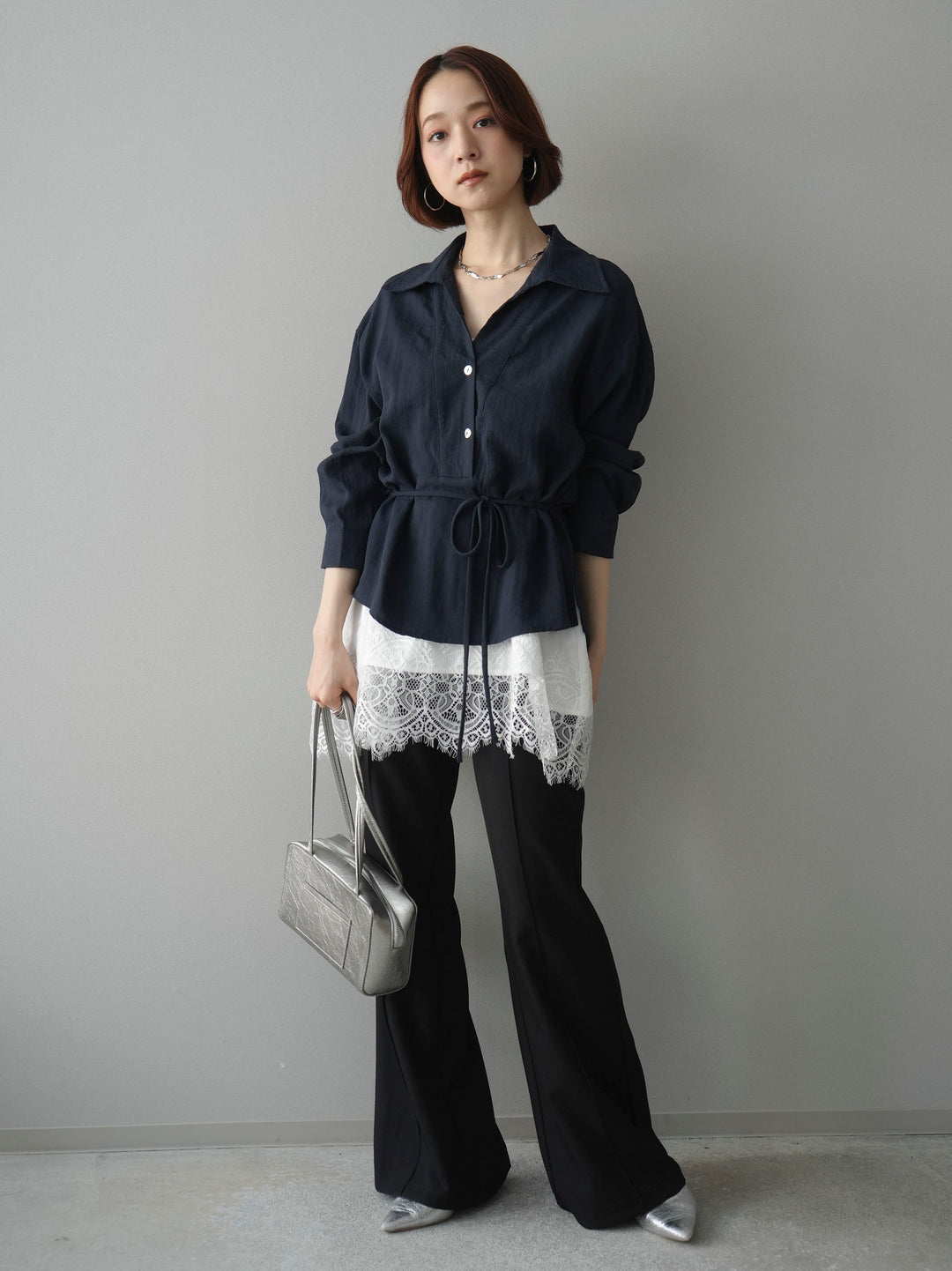 [SET]Vネック変形ラインシャツ+レーストリムキャミソール+センターシームフレアパンツ(3set)