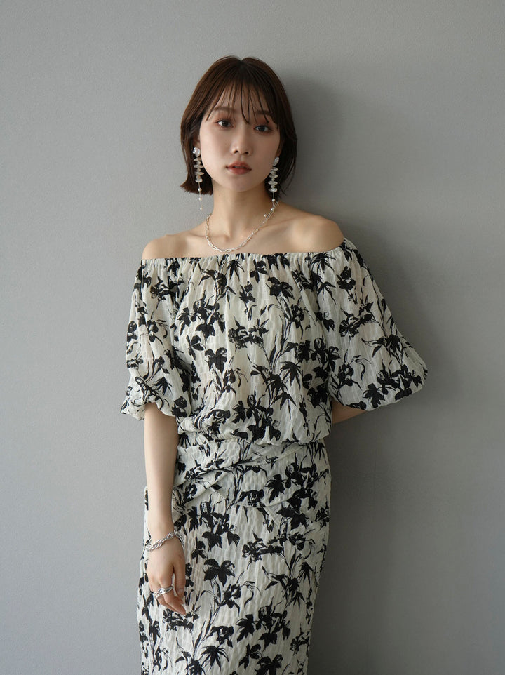 [Pre-order] Washer Flower Pattern Off-Shoulder Blouse/Off White