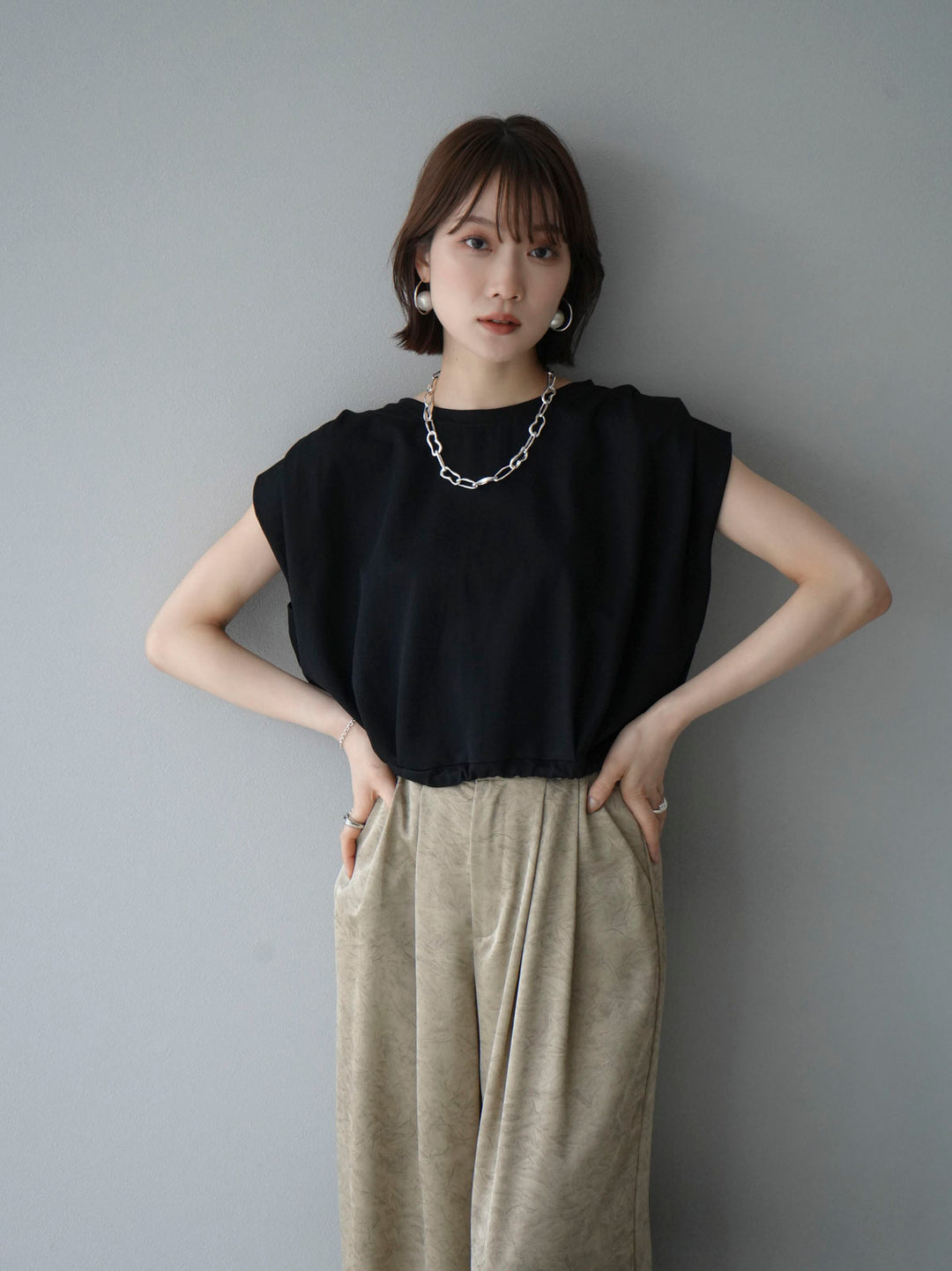 [Pre-order] Tuck shoulder hem drawstring ribbon top/Black