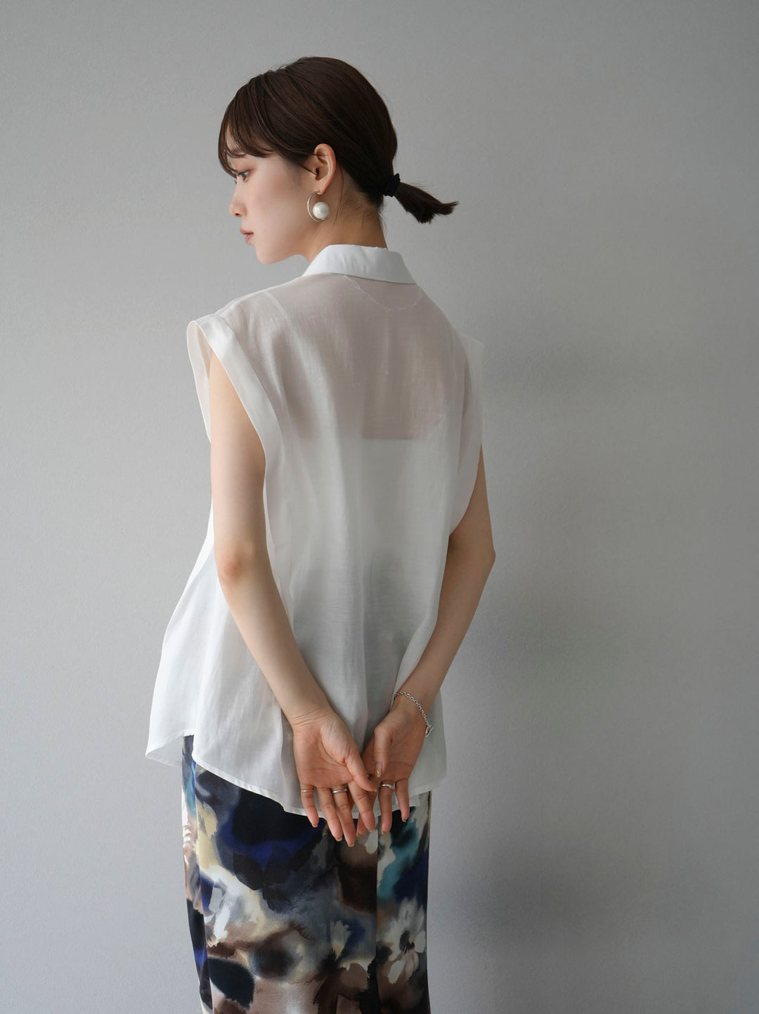 [Pre-order] Tuck shoulder sheer sleeveless shirt/white