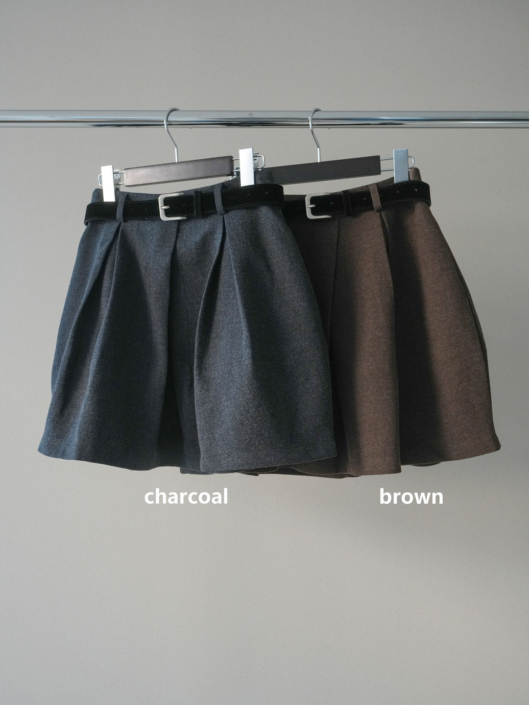 [SET]スタンドネックフェイクムートンミディアムコート+ベルト付きタックミニスカート(2set)