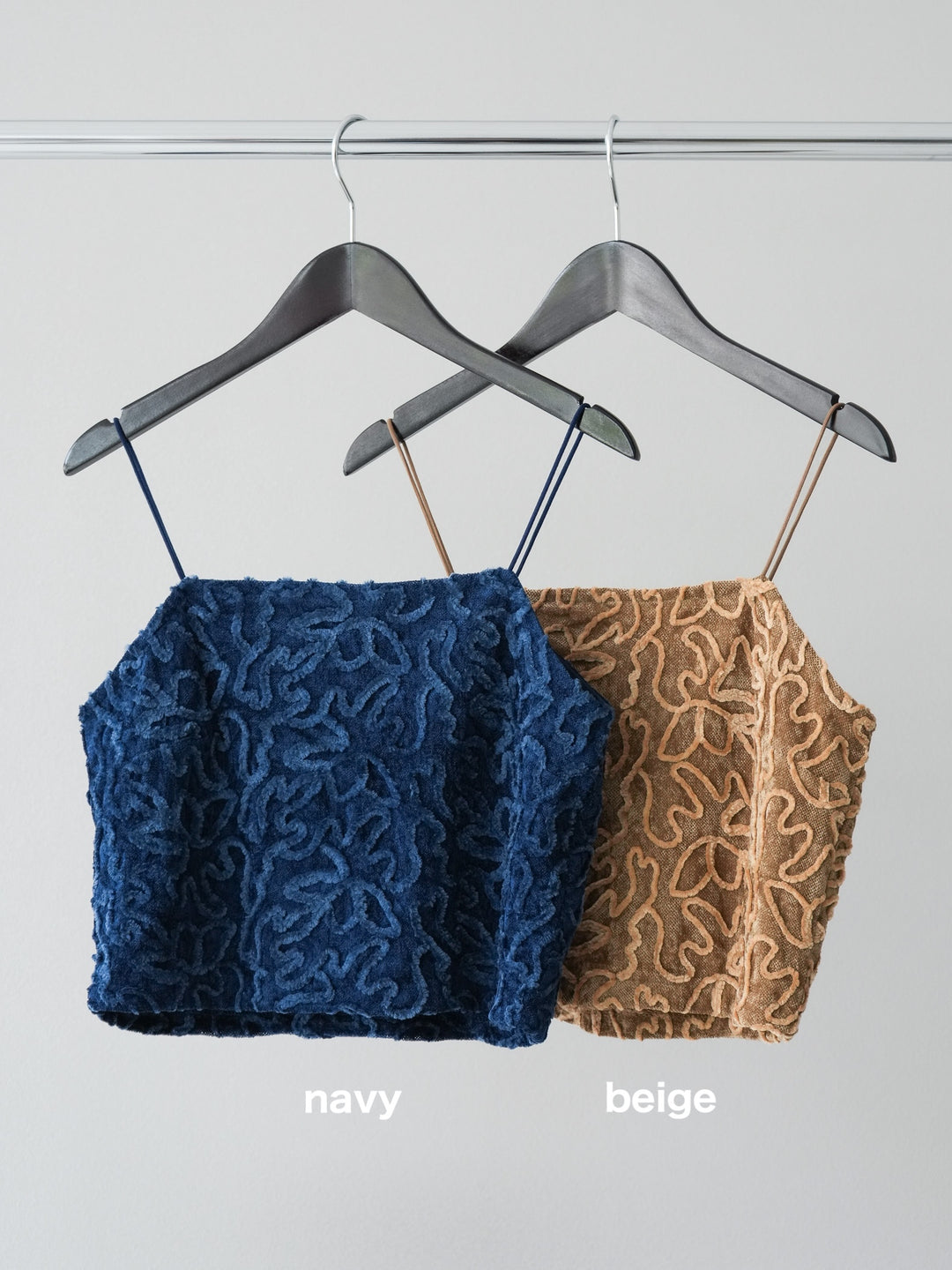 [SET] 金色扣環透視外套 + 滾邊花朵透視天鵝絨吊帶背心 + 繩紋腰帶麻感寬褲 (3 件套)