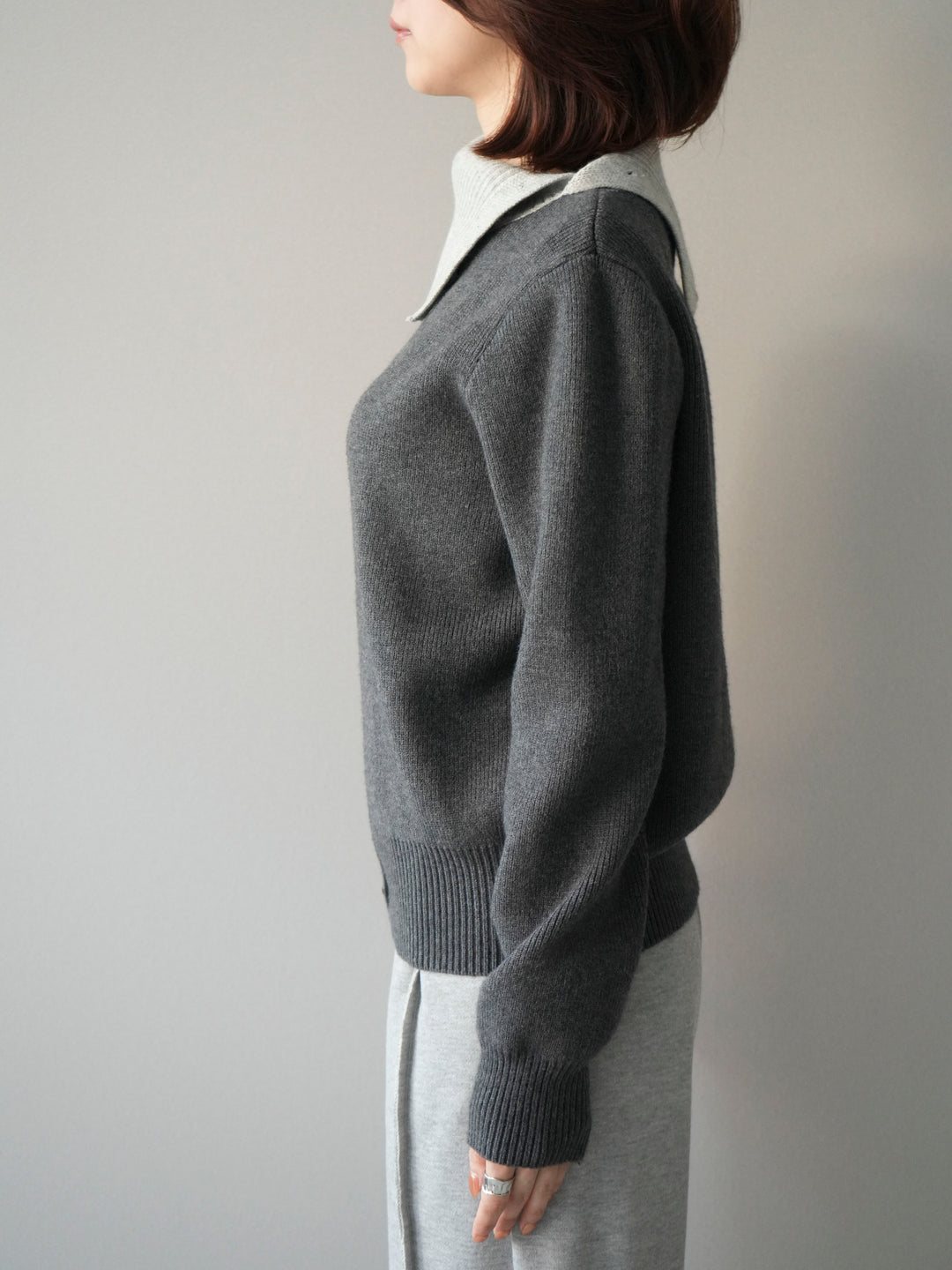 [予約]デザインネックバイカラーニットプルオーバー/charcoal