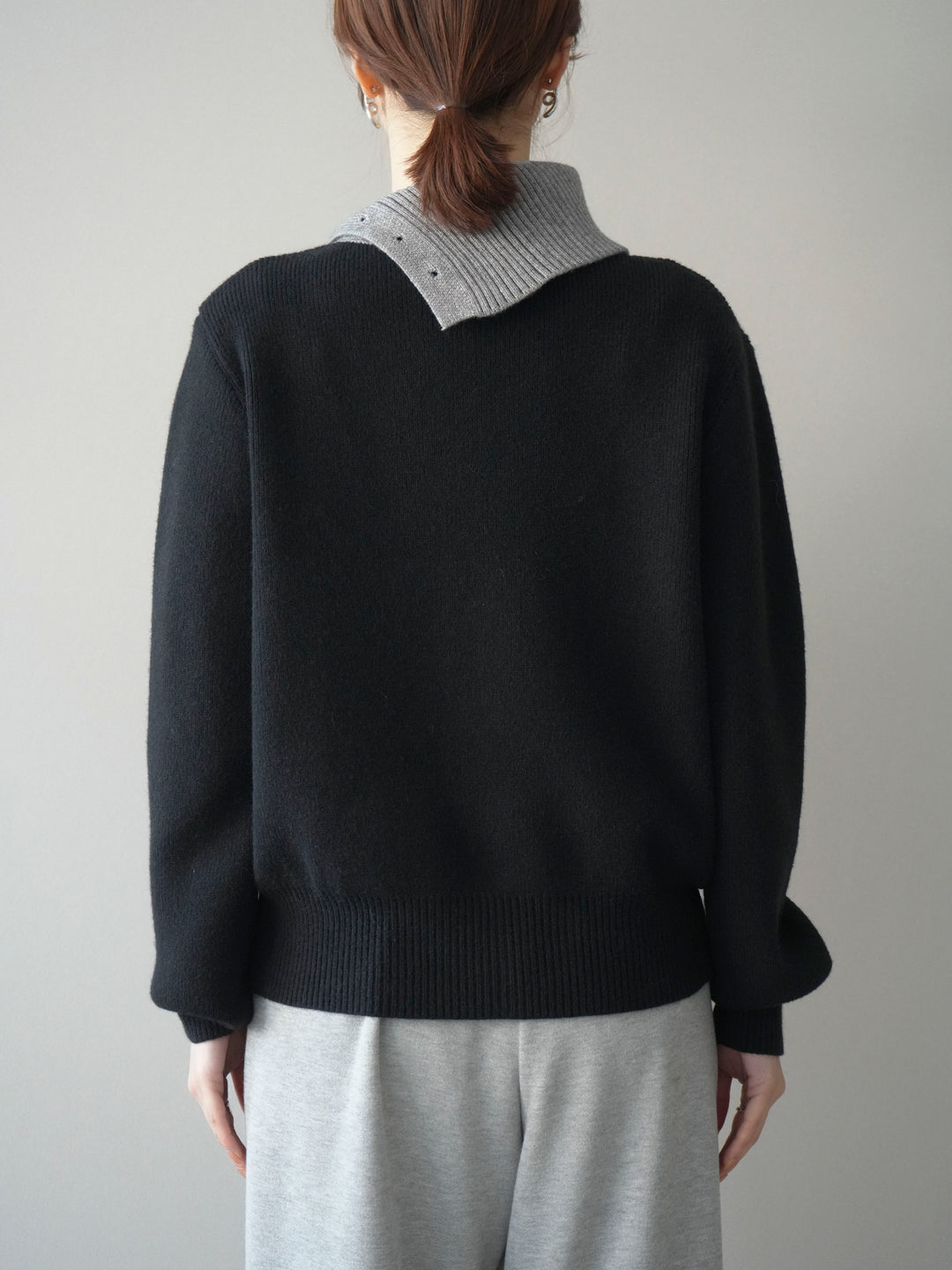 [予約]デザインネックバイカラーニットプルオーバー/black