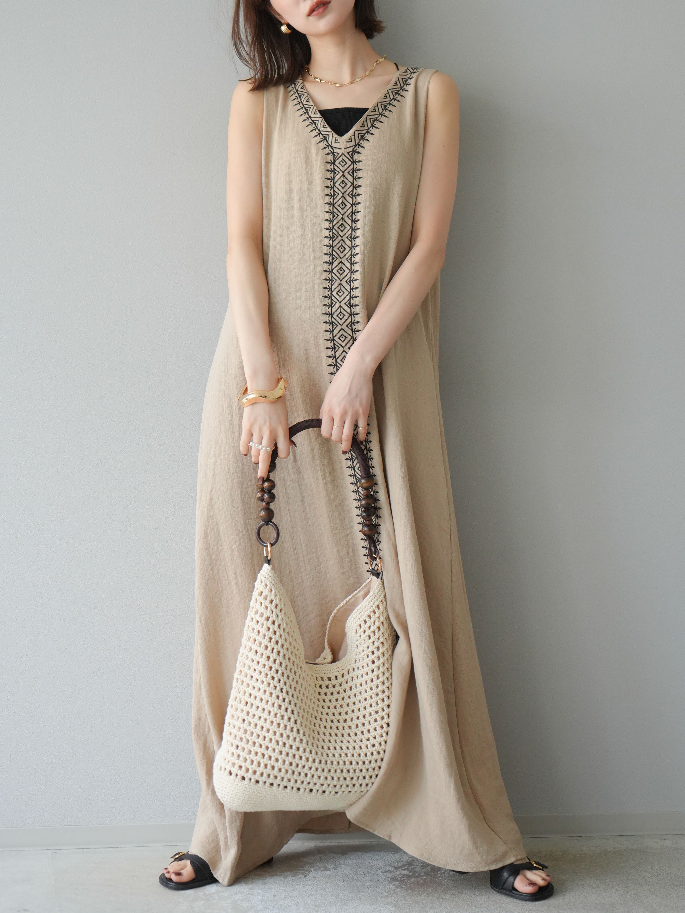 予約]刺繍Vネックワンピース/ベージュ – Lumier