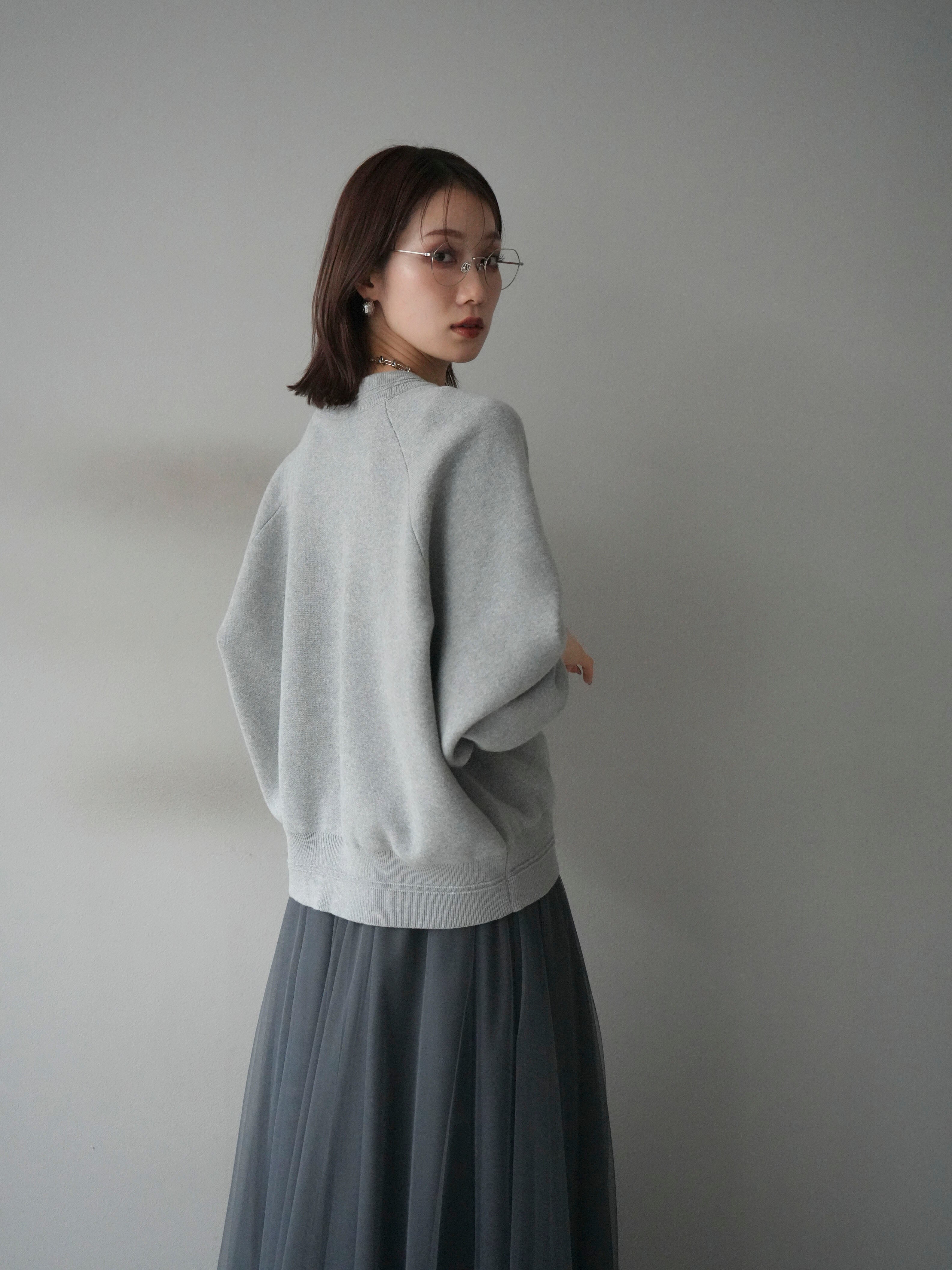 予約]スウェットライクビーズロゴ刺繍ニットプルオーバー/mokugray
