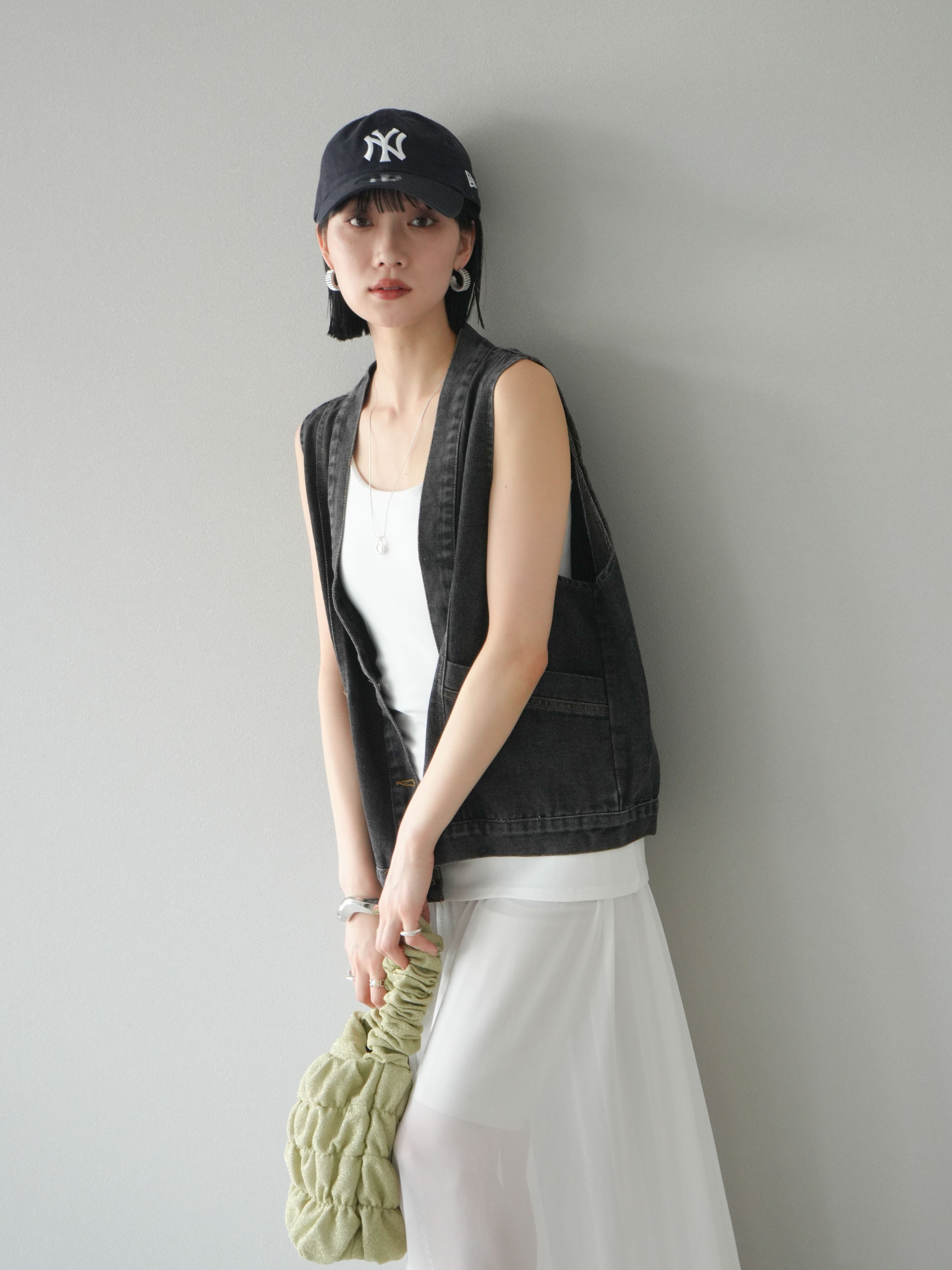 予約]Vネックデザインデニムベスト/ブラック – Lumier