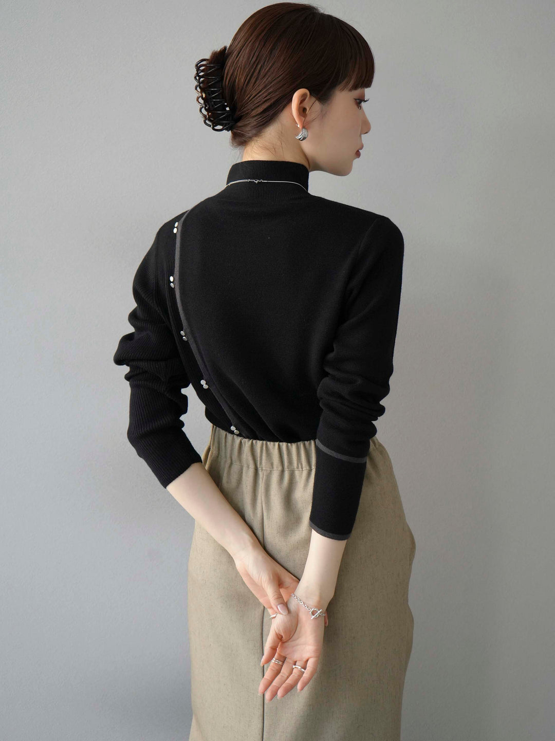 [予約]ボトルネック配色デザインボタンニットトップス/ブラック