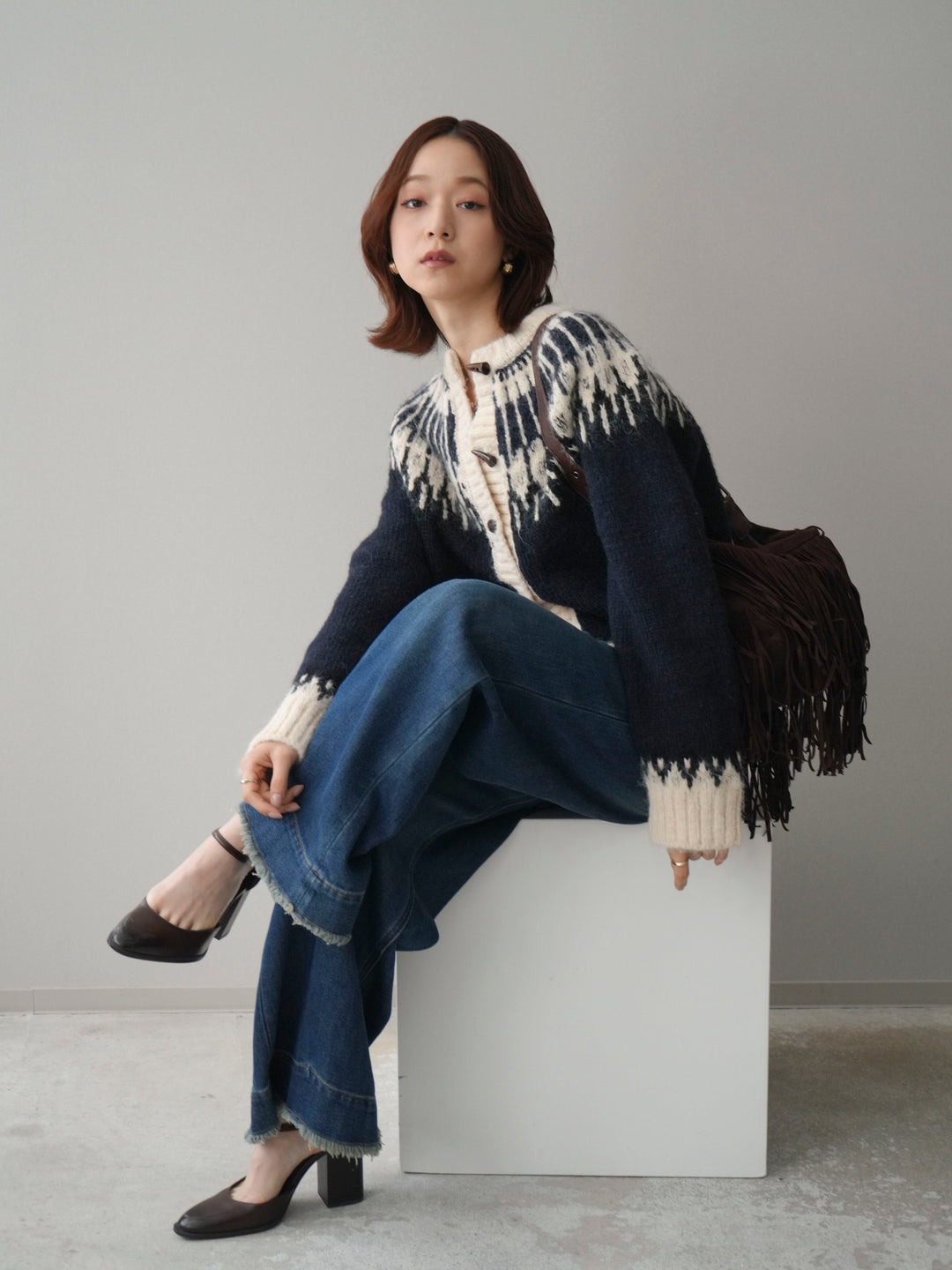[SET]トグルボタン求心柄ニットカーディガン+裏起毛裾フリンジワイドデニムパンツ(2set)