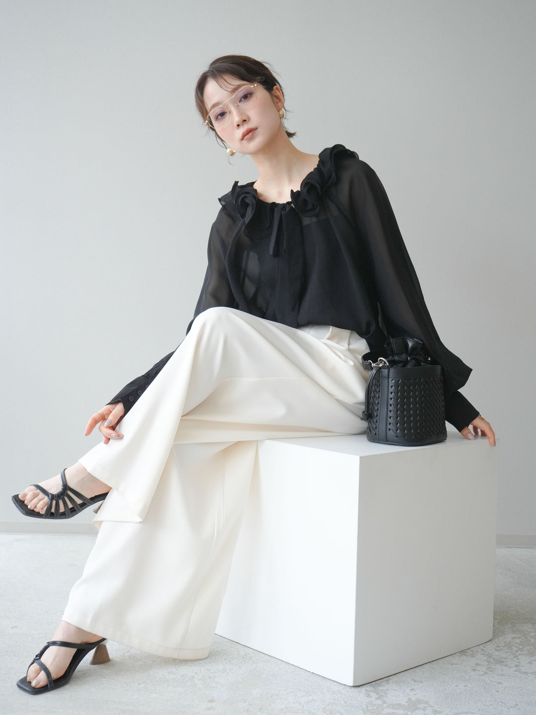 [予約]ラッフルネックシアーブラウス/black