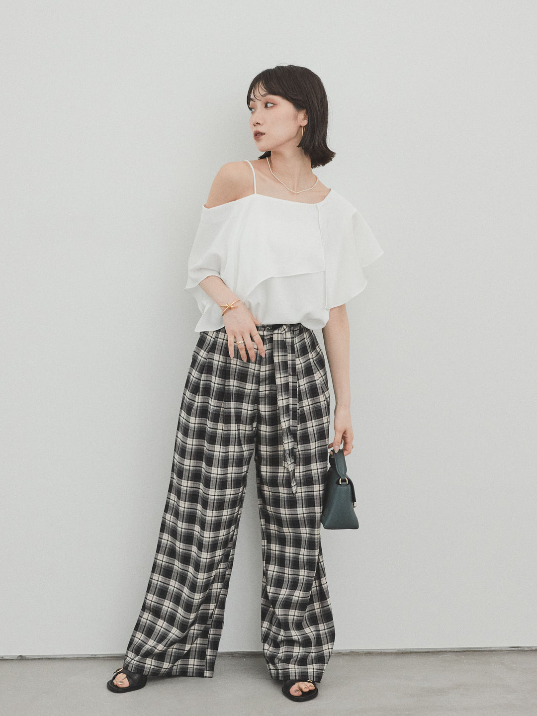 [SET]ワンショルラッフルブラウス+チェック柄ワイドパンツ(2set)