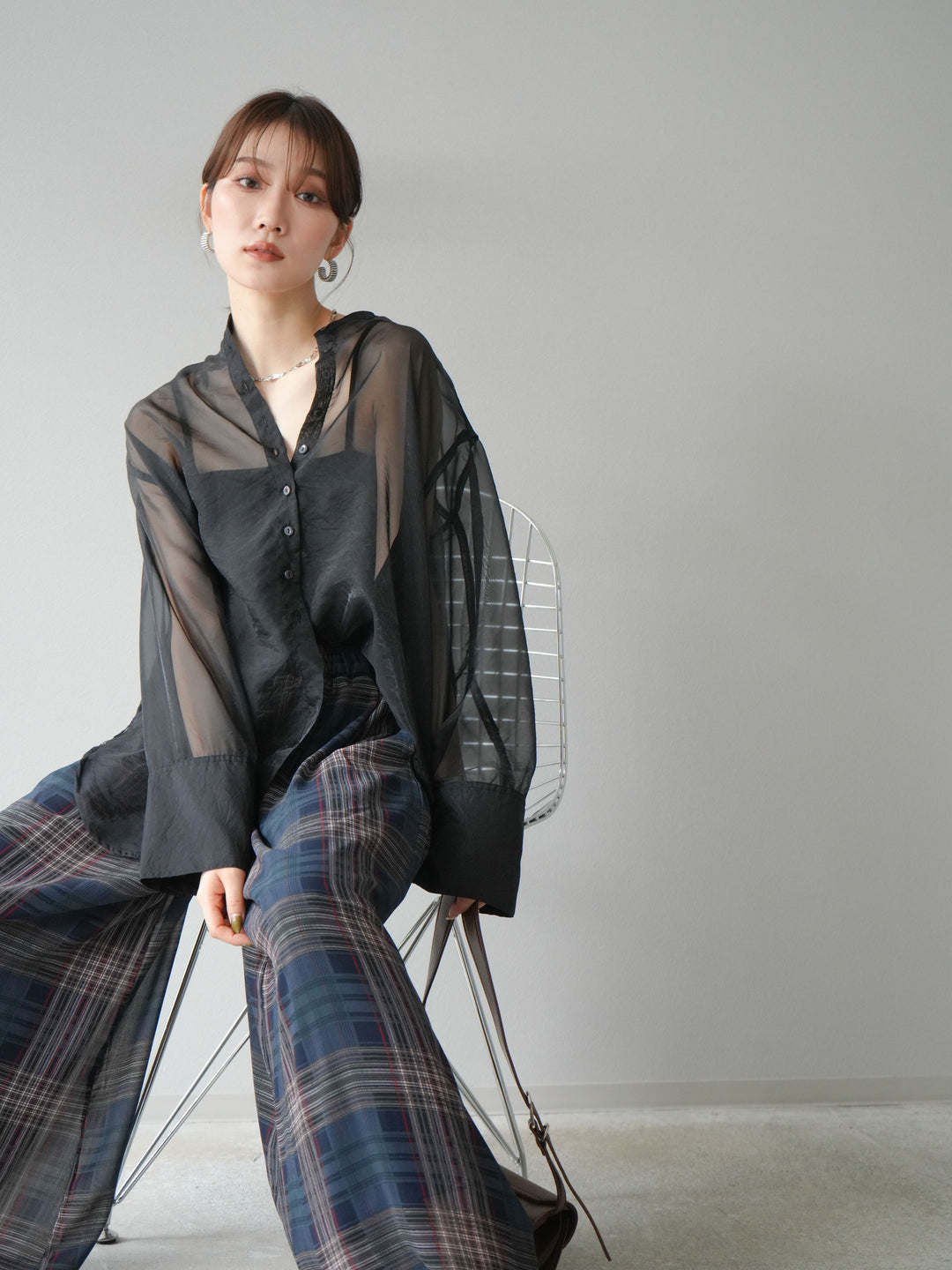 [SET] 亮面透視立領襯衫 + 透視格紋寬鬆褲 (2 件套)