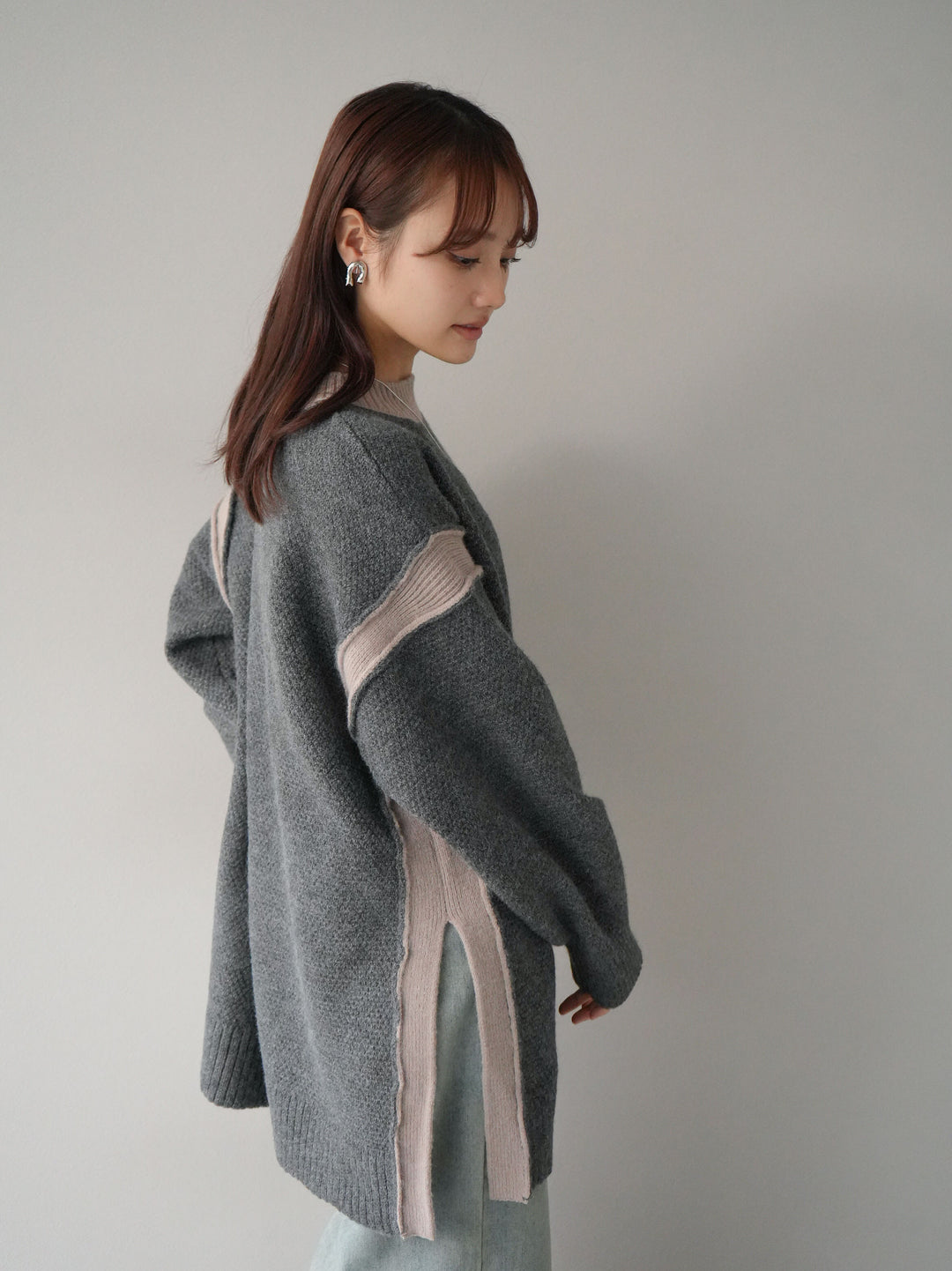 【預訂】側開衩拼色針織套頭衫/炭灰
