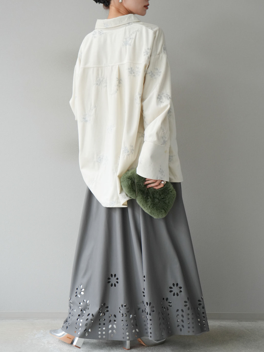 [予約]フラワーパンチングレザースカート/グレー