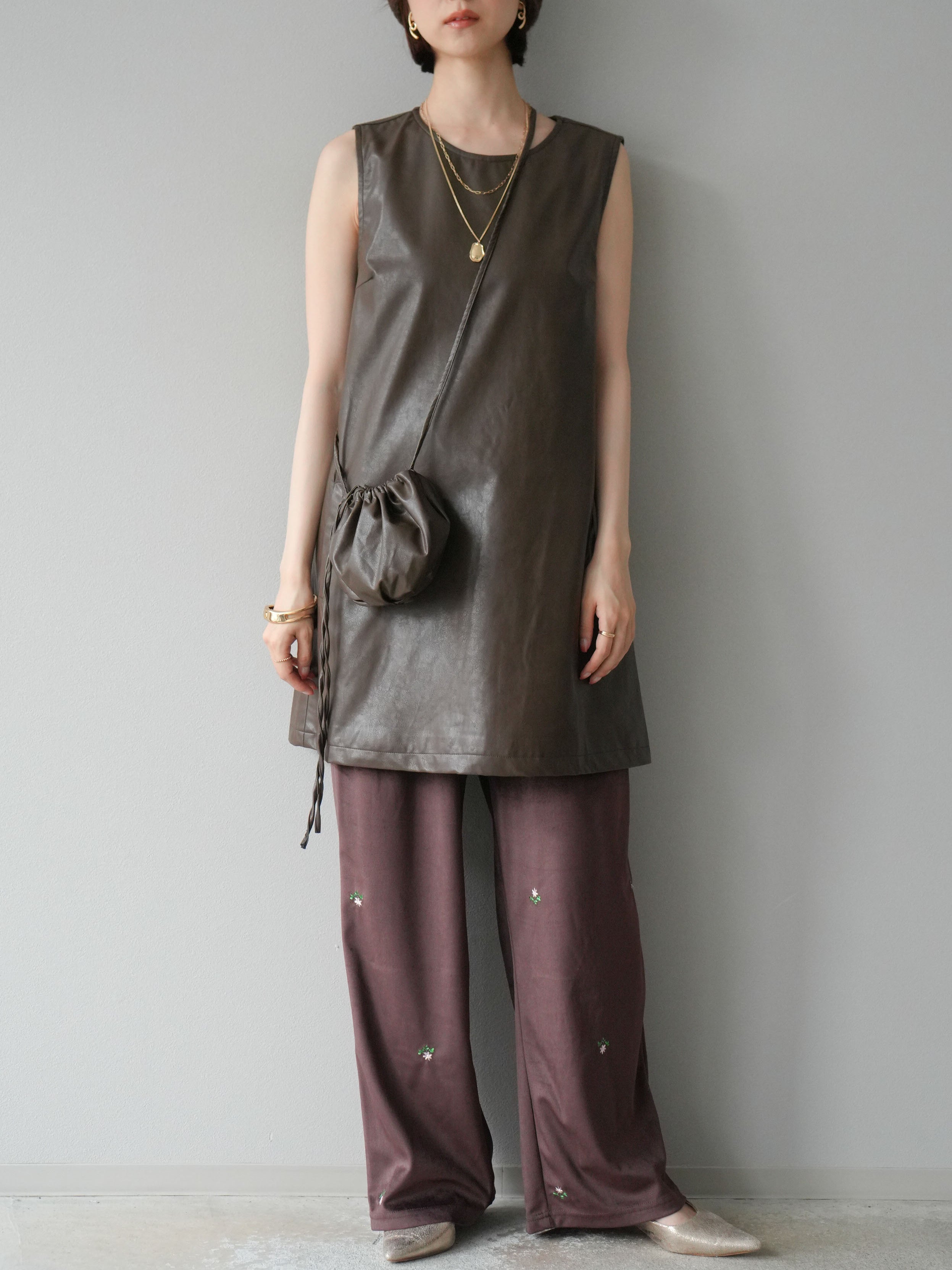 予約]ショルダーポーチ付レザーミニワンピース/ブラウン – Lumier