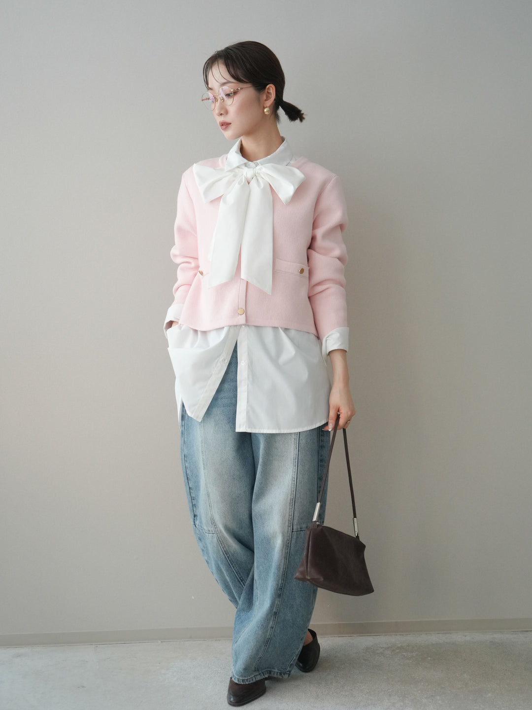 [SET]ゴールドボタンノーカラーニットジャケット+ボウタイ付オーバーシャツ+ガーメントウォッシュカーブデニムパンツ(3set)