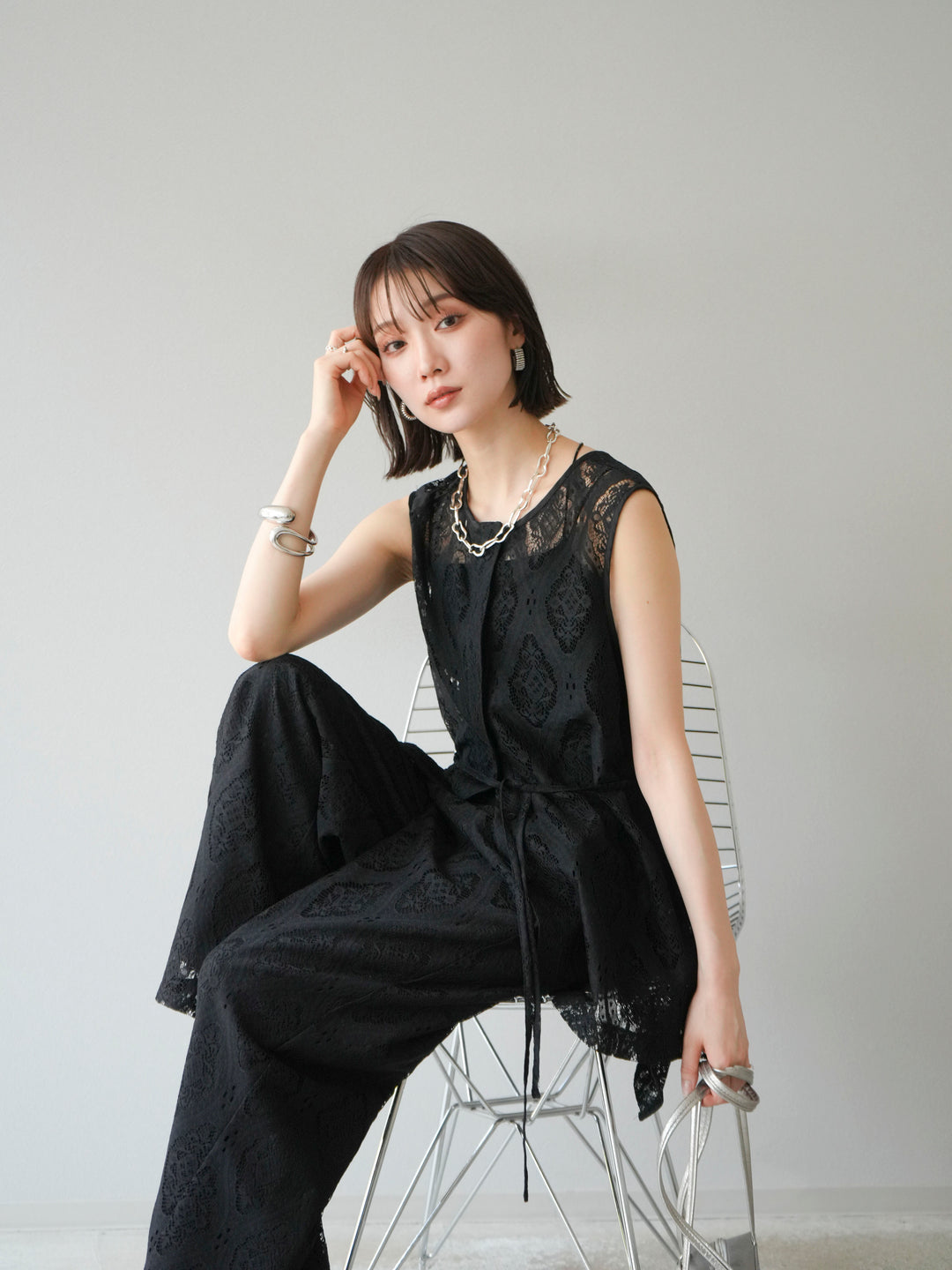 [SET] 緞面滾邊蕾絲無袖上衣 + 蕾絲疊穿休閒褲 (2件套)