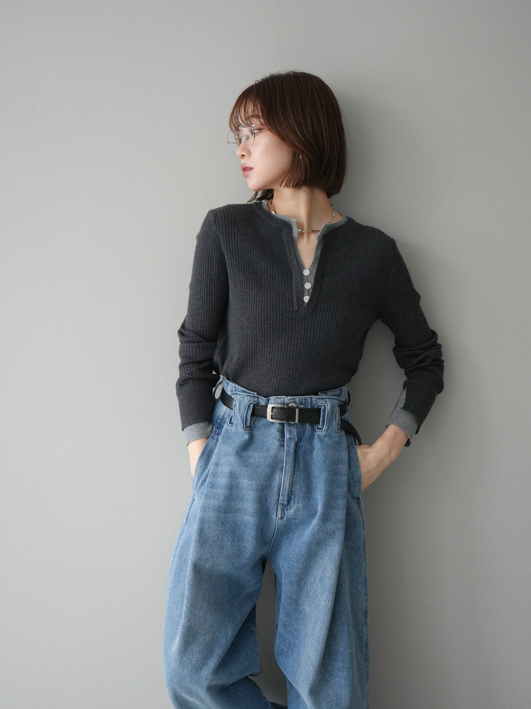 [SET]バイカラーキーネックリブニットトップス+ハイウエストベルトループデザインデニムパンツ(2set)