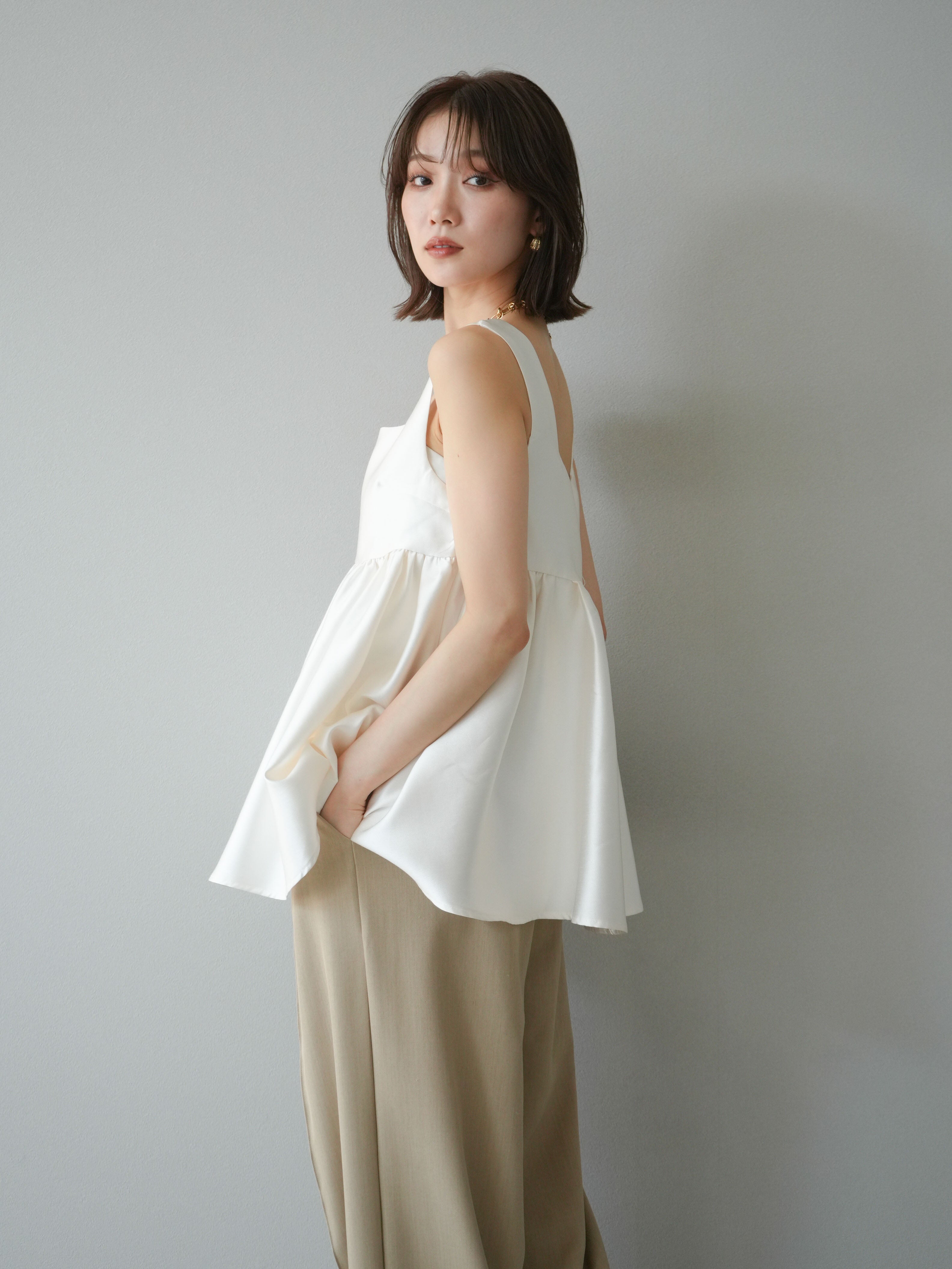 予約]サテンフレアノースリーブトップス/アイボリー – Lumier