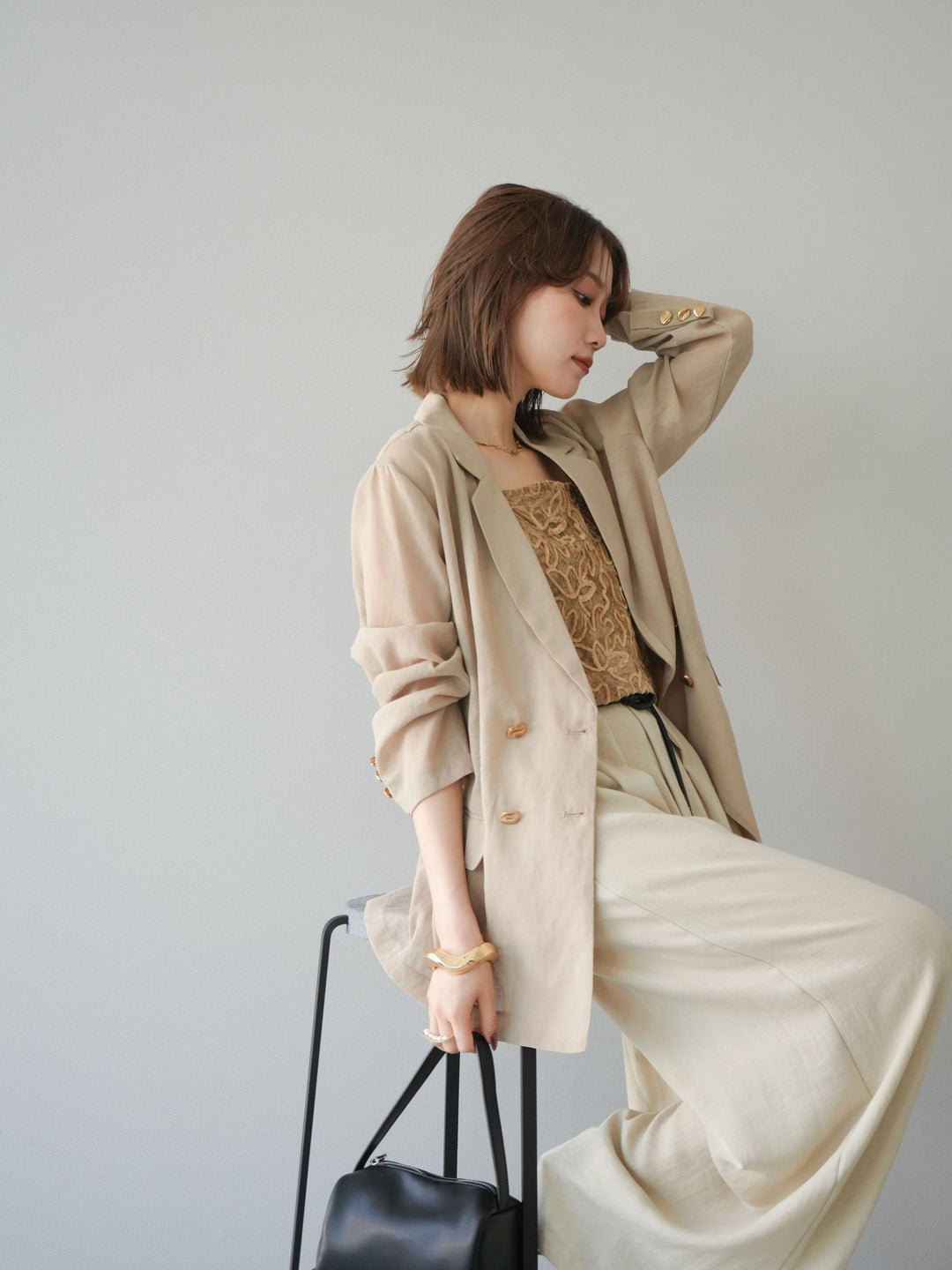 [SET] 金色扣環透視外套 + 滾邊花朵透視天鵝絨吊帶背心 + 繩紋腰帶麻感寬褲 (3 件套)