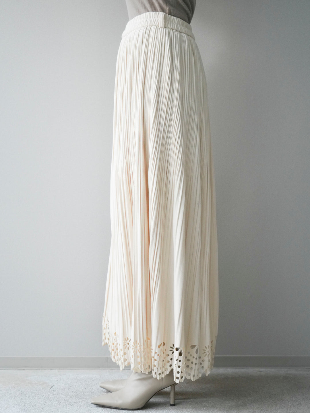 [予約]パンチングデザインスエードプリーツスカート/ivory