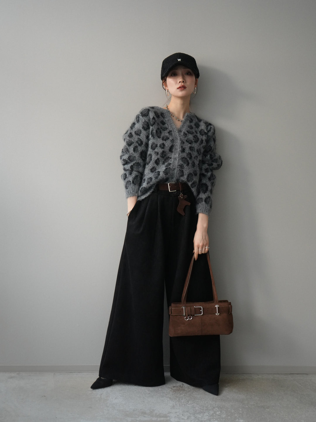 [予約]モチーフベルト付スエードタックワイドパンツ/black