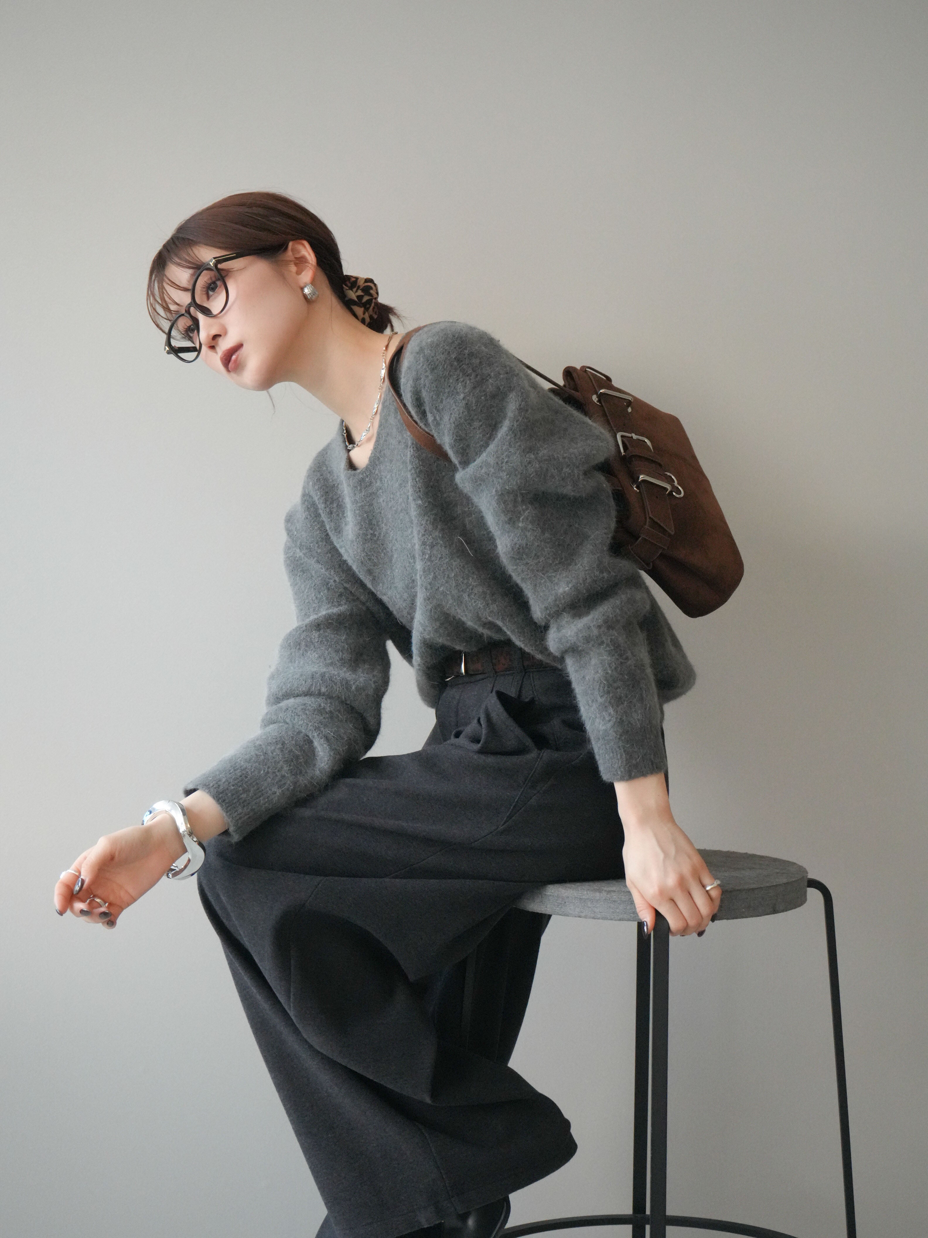 予約]シュシュ付きアンゴラタッチVネックニットプルオーバー/gray – Lumier