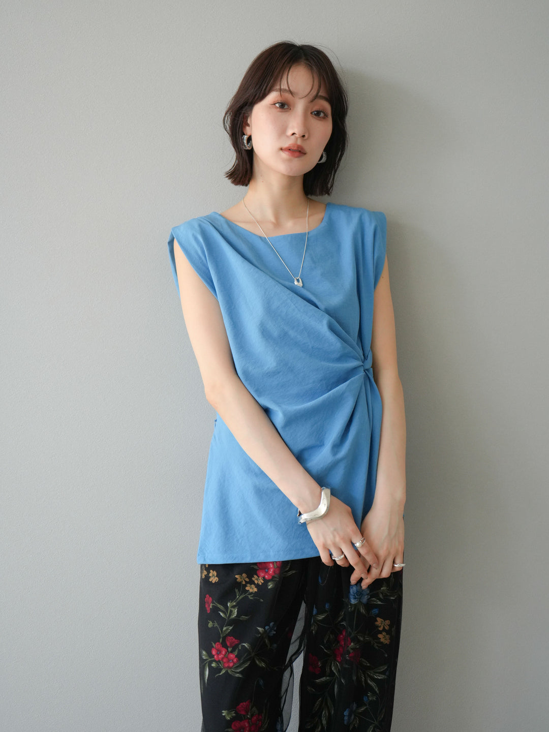 [SET] 側扭法式上衣+植物圖案休閒褲+繩繡薄紗疊穿褲（3件套裝）