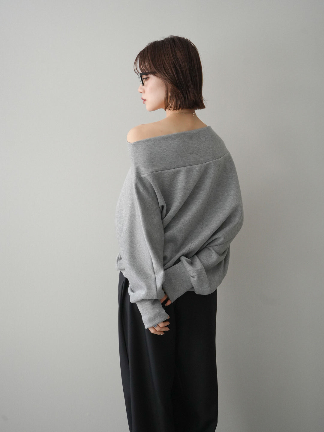 [予約]アシンメトリーオフショルポンチプルオーバー/gray