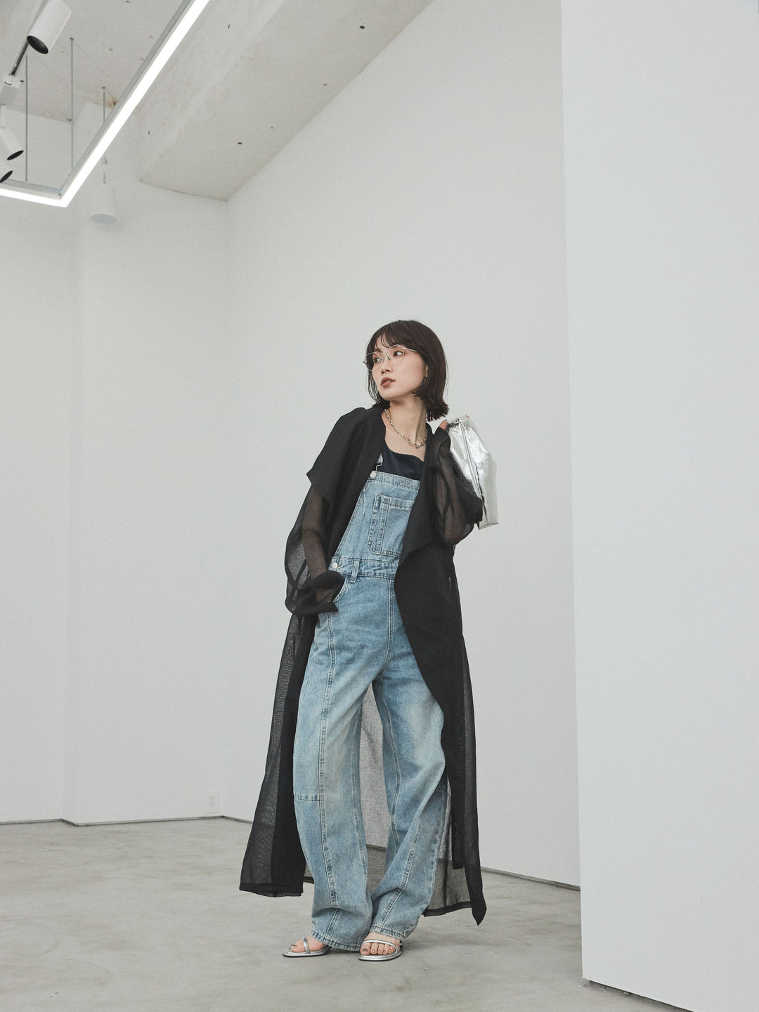 [SET] 中縫牛仔背帶褲 + 透視長版外套（2 件組）