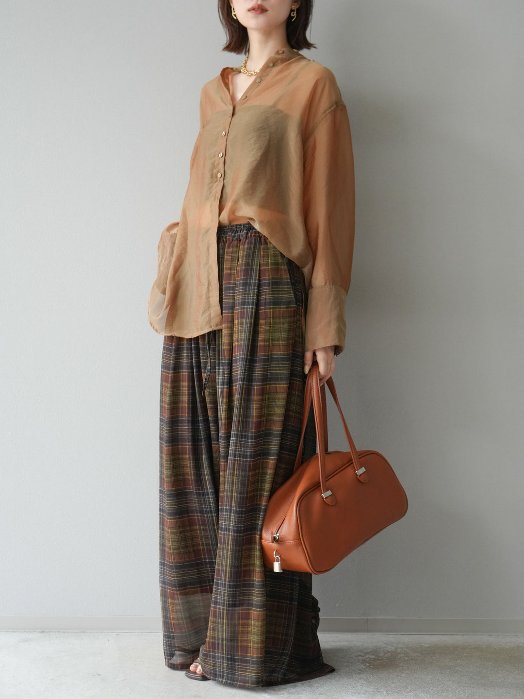 [SET] 亮面透視立領襯衫 + 透視格紋寬鬆褲 (2 件套)