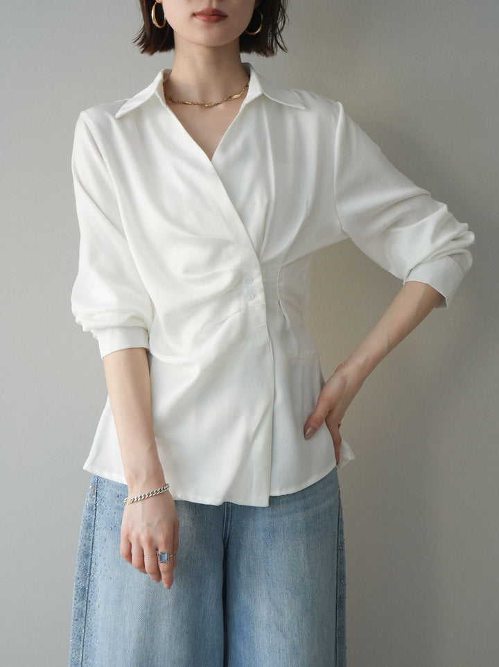 [予約]サイドギャザーアシンメトリーデザインサテンブラウス/white