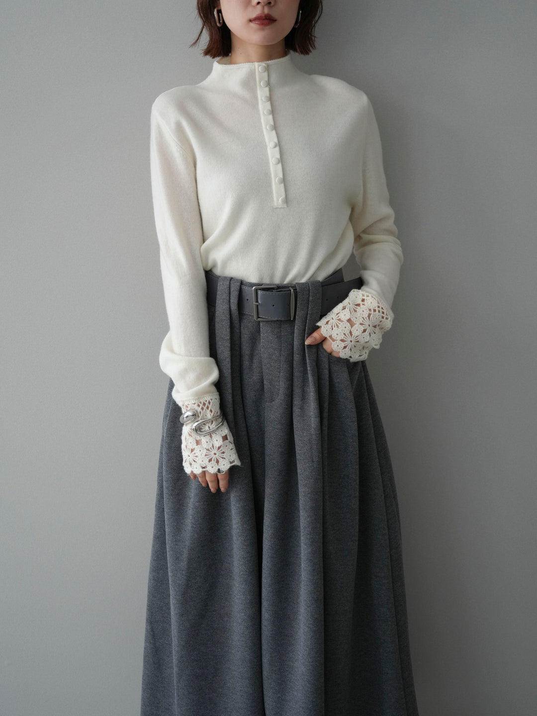 [予約]袖スカラップレースフロントボタンウールニットトップス/white