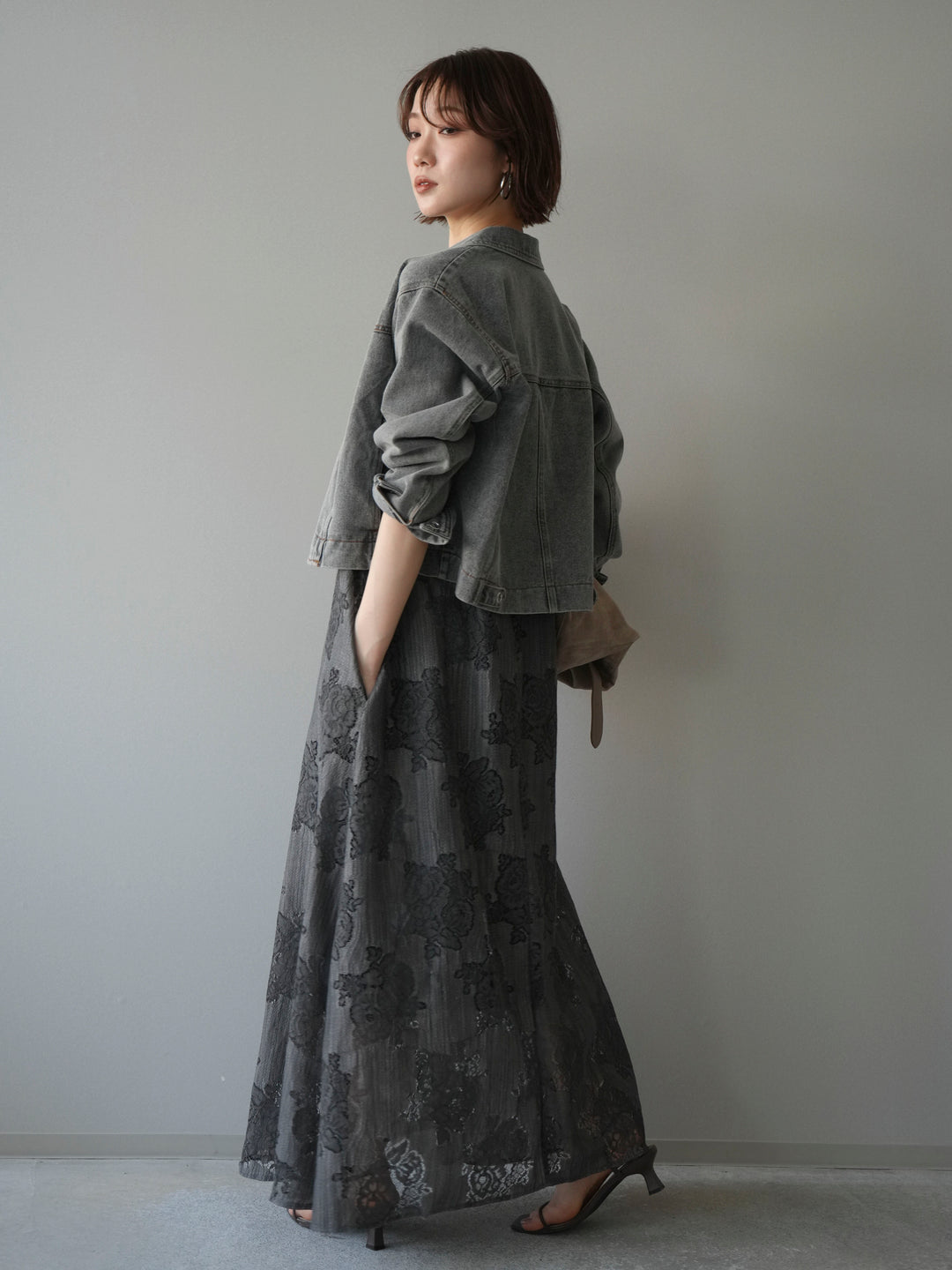 【預購】花朵蕾絲吊帶洋裝 / 灰色