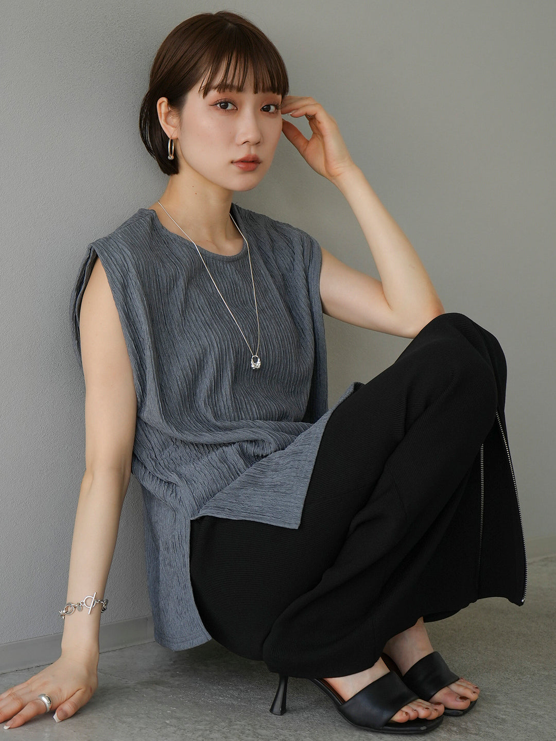 [Pre-order] Willow tuck shoulder sleeveless top/charcoal