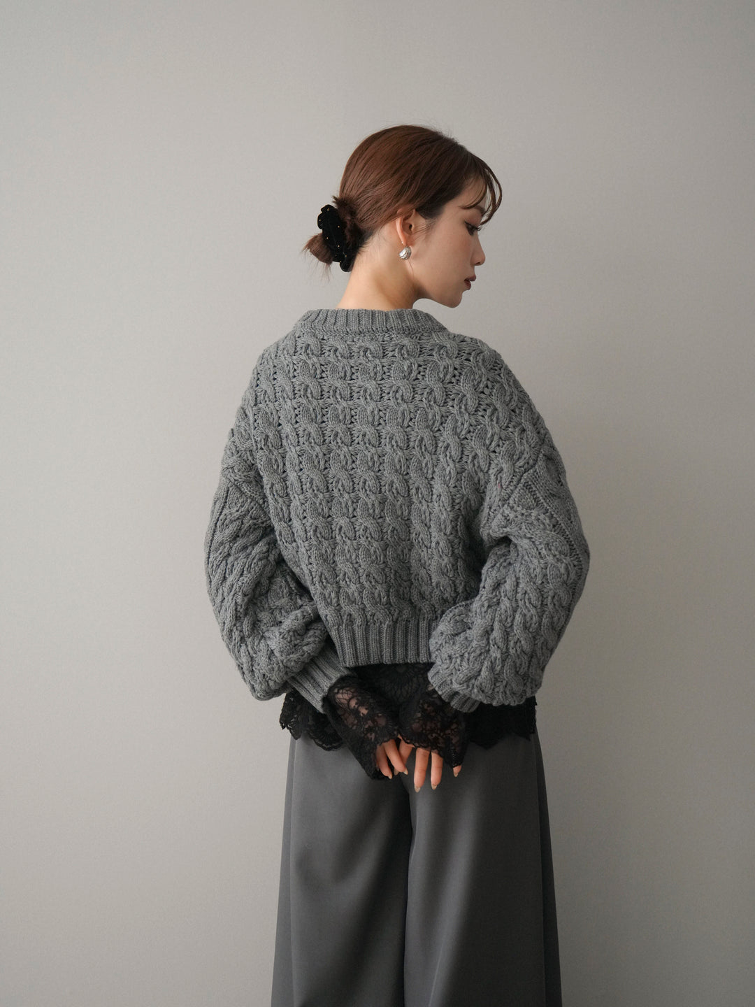 [予約]バルキーケーブルクロップドニットプルオーバー/charcoal