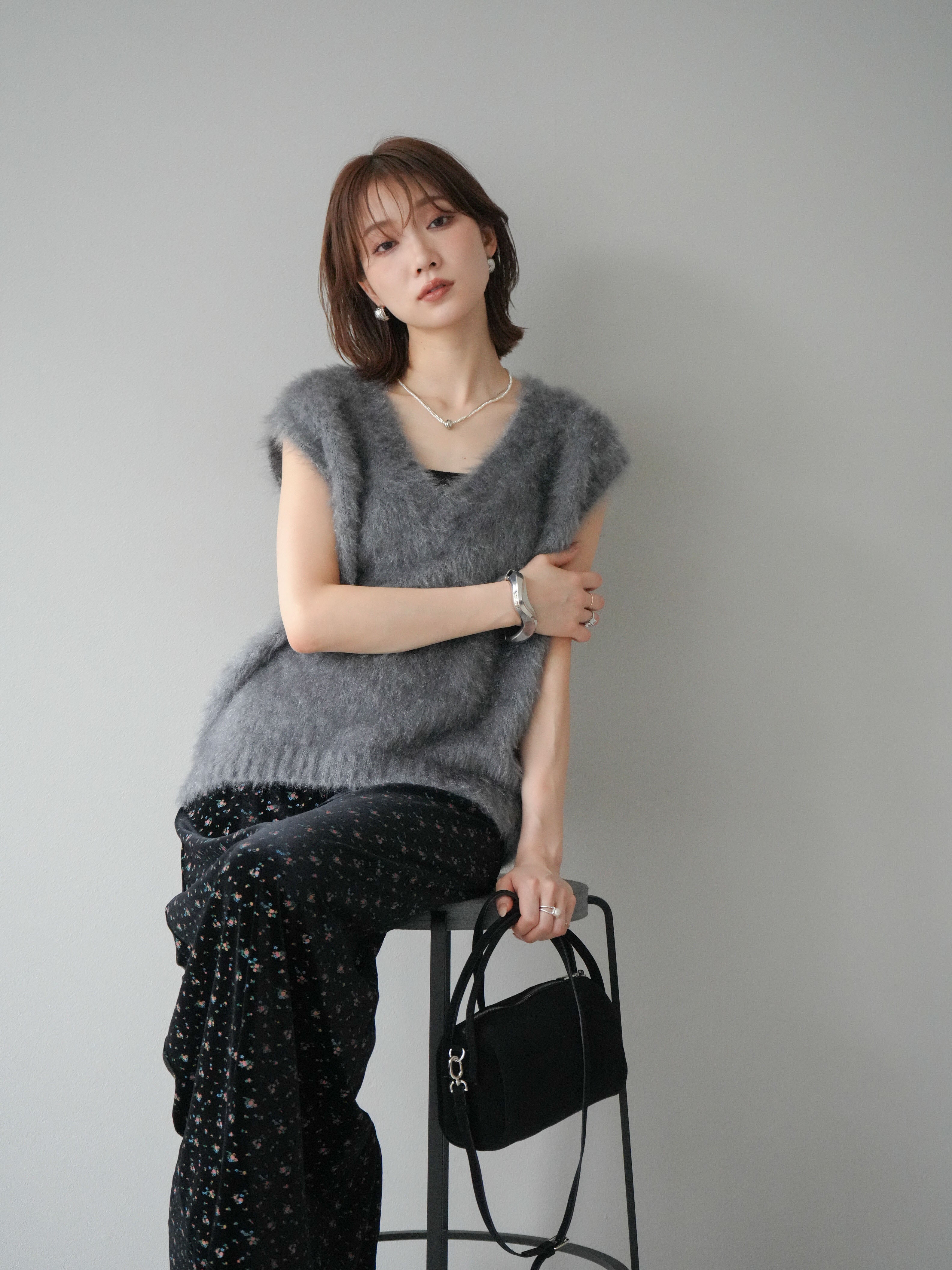 予約]ラメシャギーVネックニットベスト/グレー – Lumier