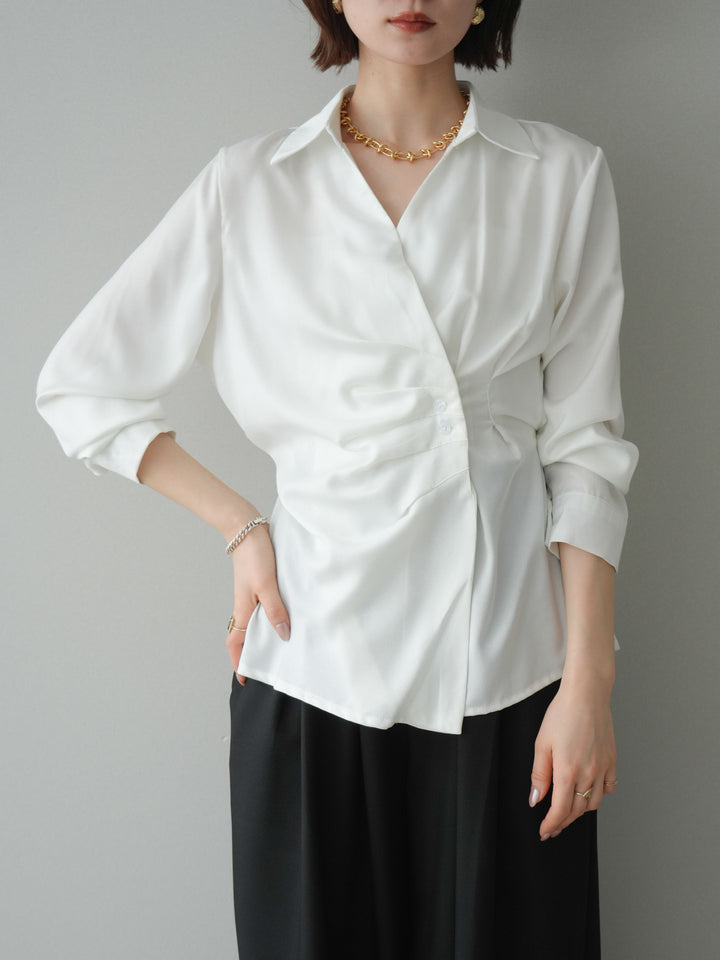 [予約]サイドギャザーアシンメトリーデザインサテンブラウス/white