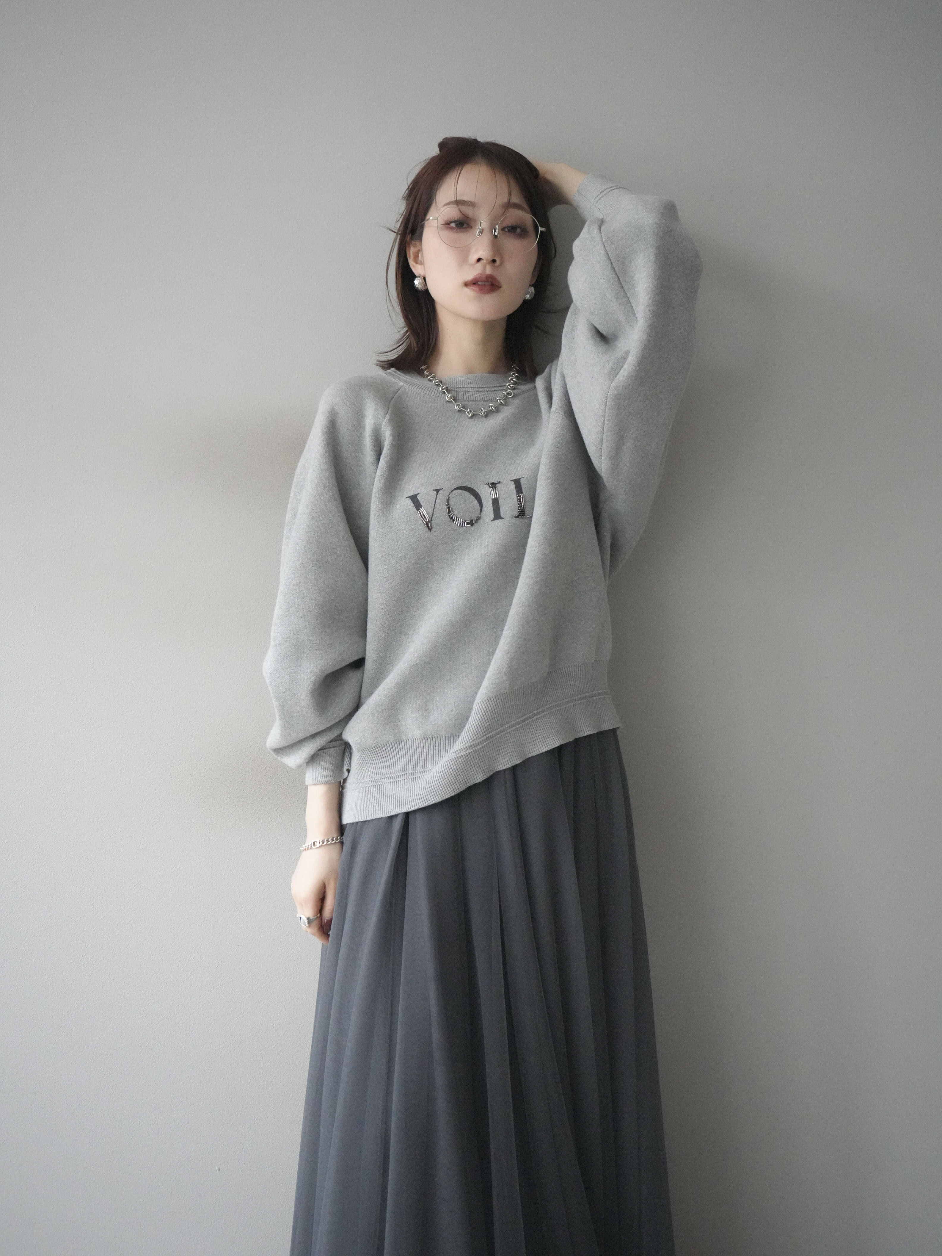 予約]スウェットライクビーズロゴ刺繍ニットプルオーバー/mokugray
