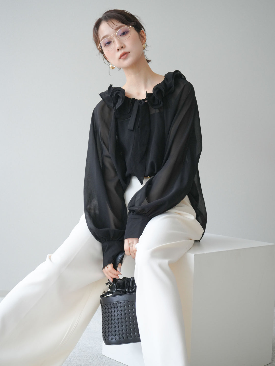 [予約]ラッフルネックシアーブラウス/black