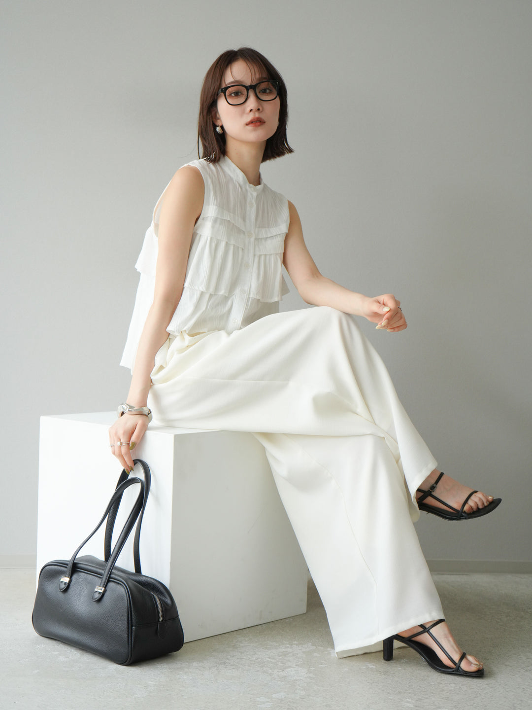 [予約]ドビーストライプアシンメトリーフリルノースリブラウス/ホワイト