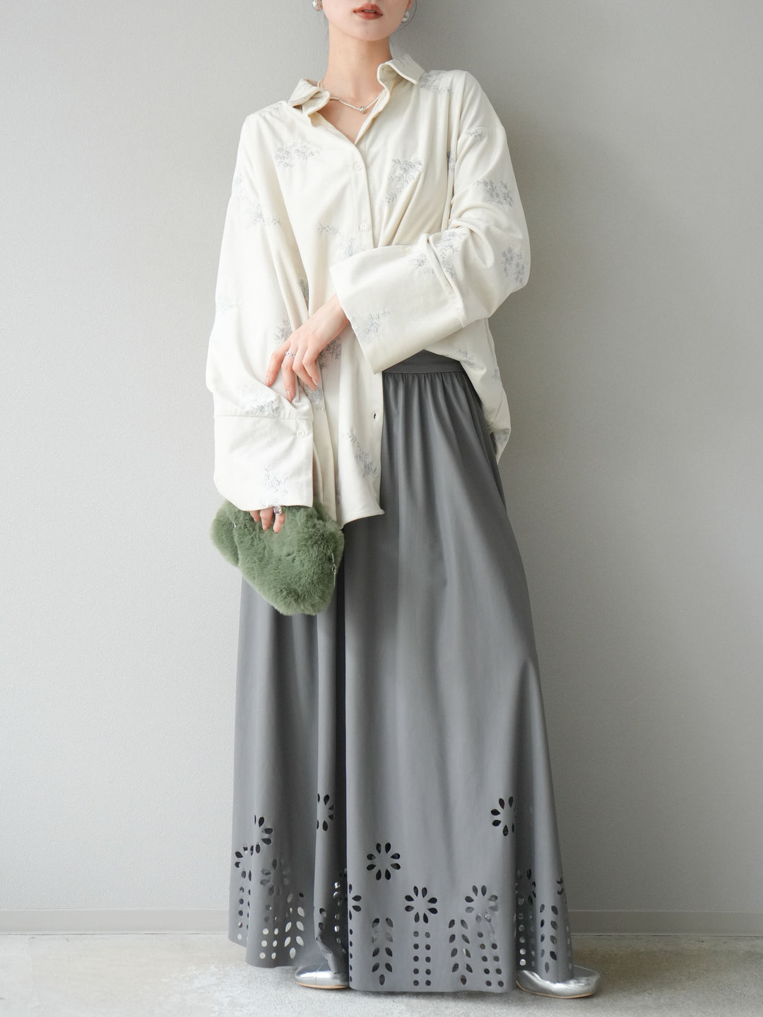 [予約]フラワーパンチングレザースカート/グレー