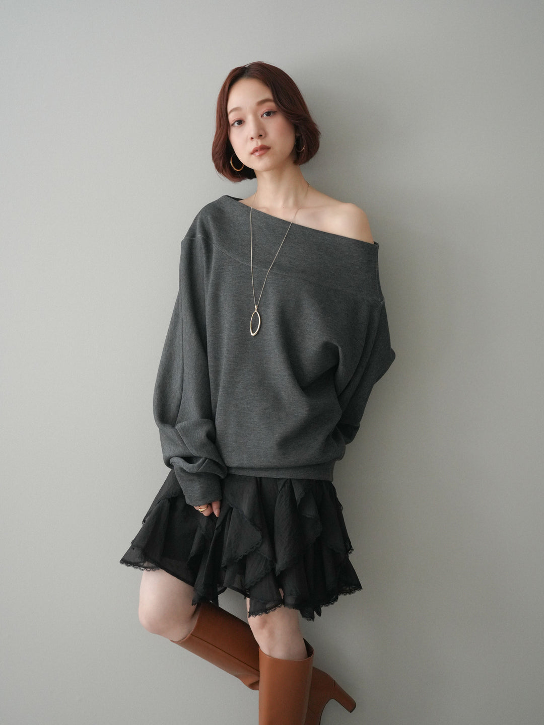 [SET]アシンメトリーオフショルポンチプルオーバー+ラッフルレースミニスカート(2set)