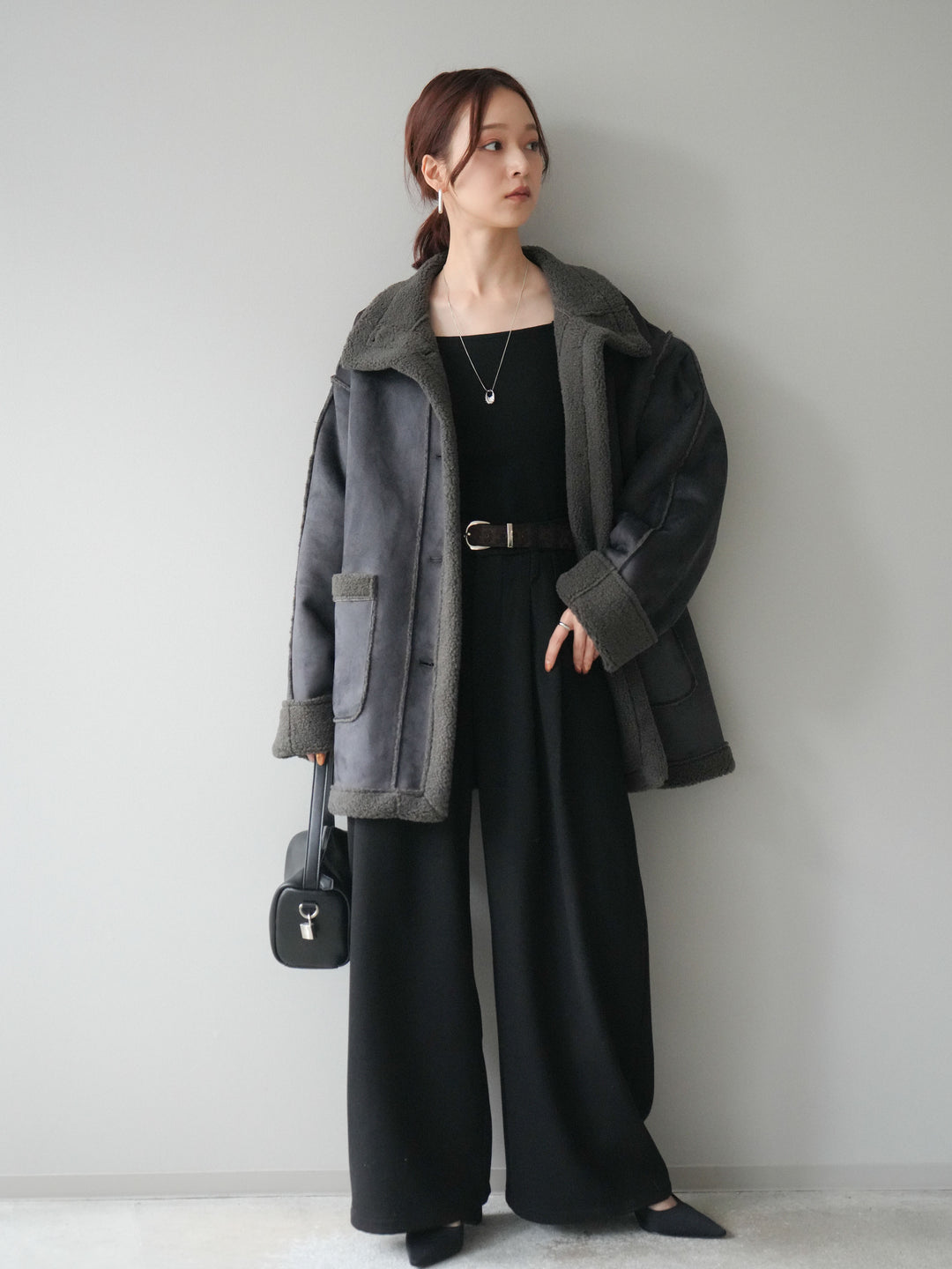 [SET]スタンドネックフェイクムートンミディアムコート+カップ付きバッククロスキャミソール+アニマル柄ベルト付きウールタッチワイドパンツ(3set)