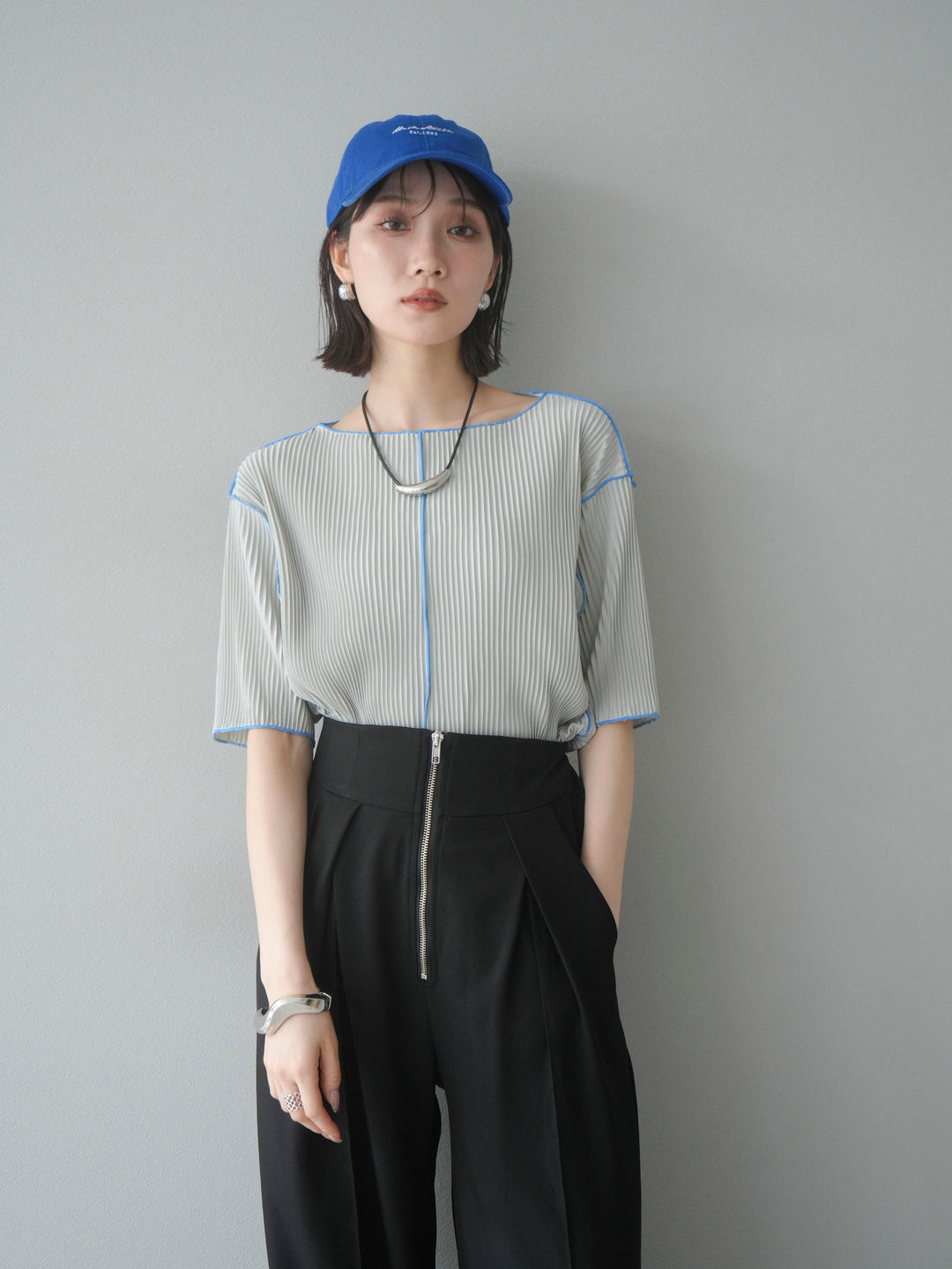 【預購】配色柔和百褶半袖上衣/灰色
