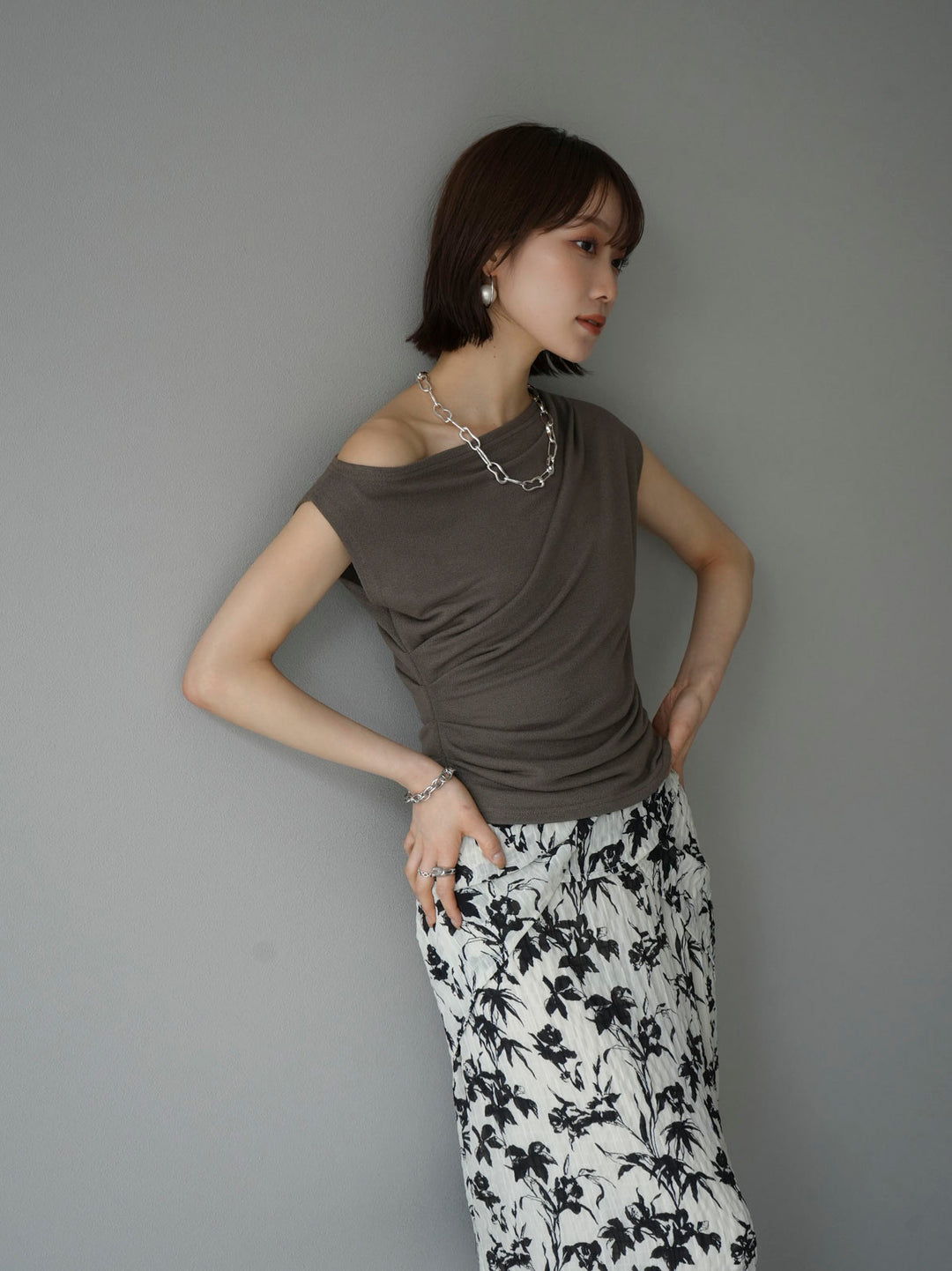 [Pre-order] Asymmetrical tuck sleeveless knit/brown