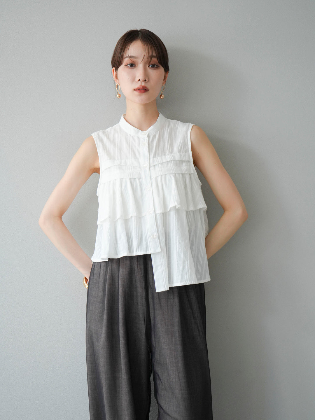 [SET]ドビーストライプアシンメトリーフリルノースリブラウス+コード刺繍チュールレイヤードパンツ(2set)