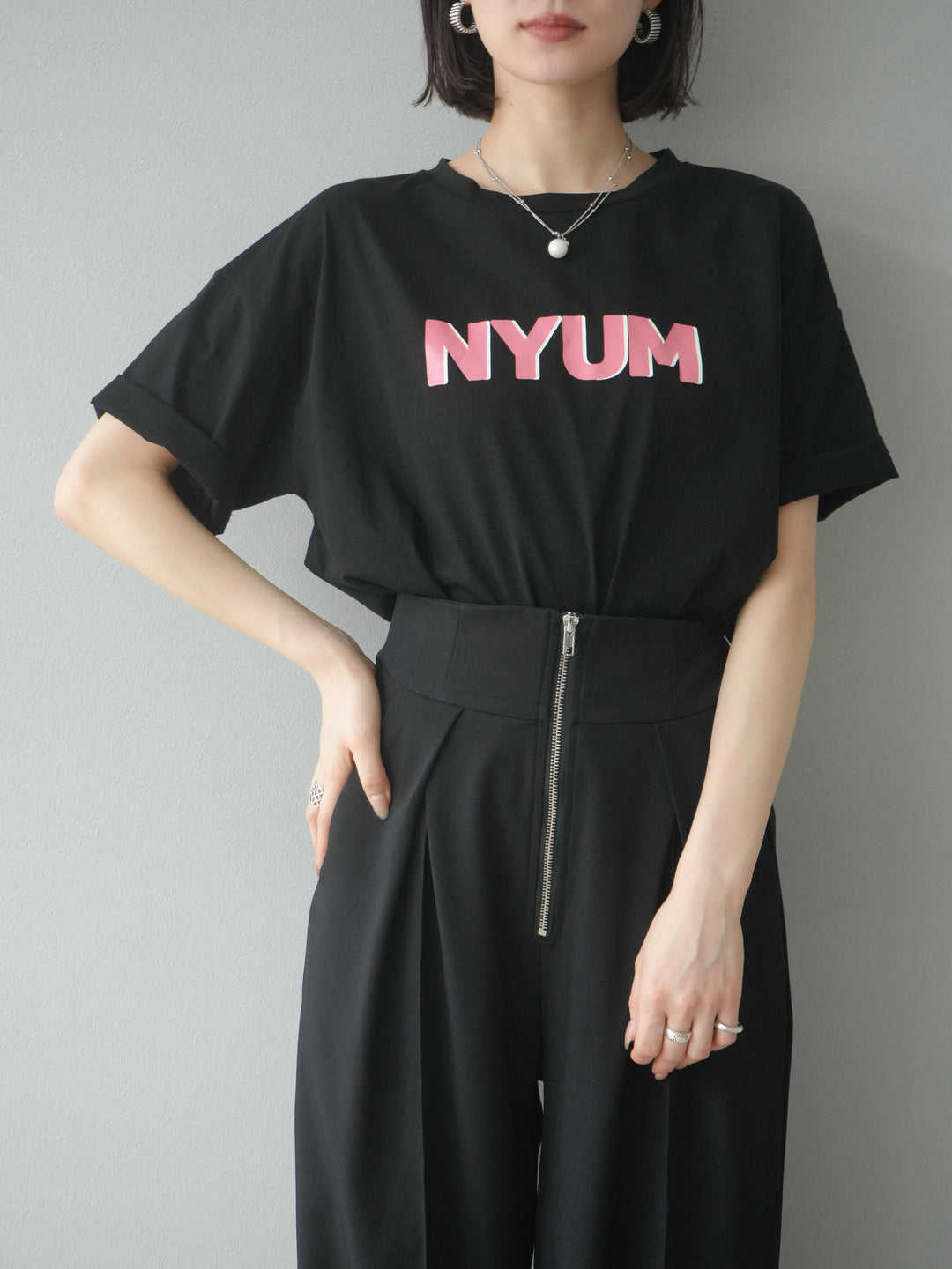 [預訂]“NYUM”標誌印花乾爽觸感棉質T卹/黑色