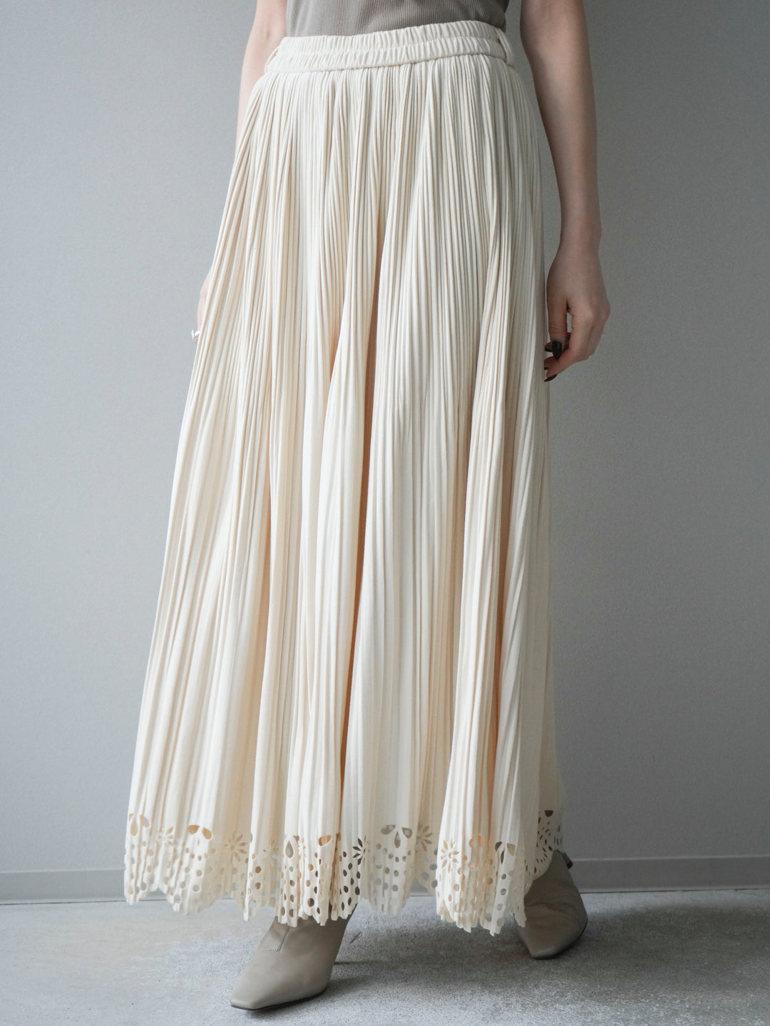 [予約]パンチングデザインスエードプリーツスカート/ivory