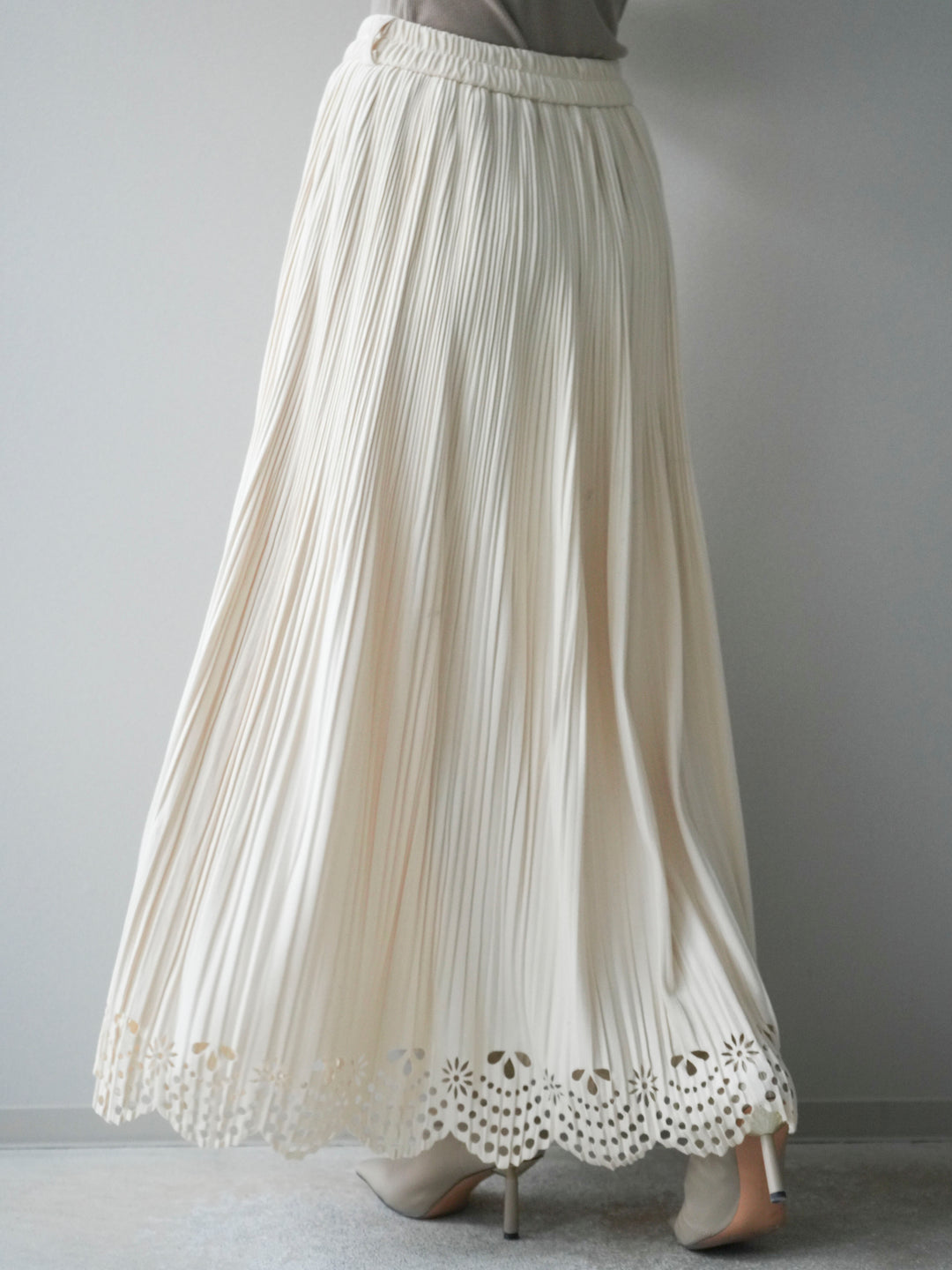 [予約]パンチングデザインスエードプリーツスカート/ivory